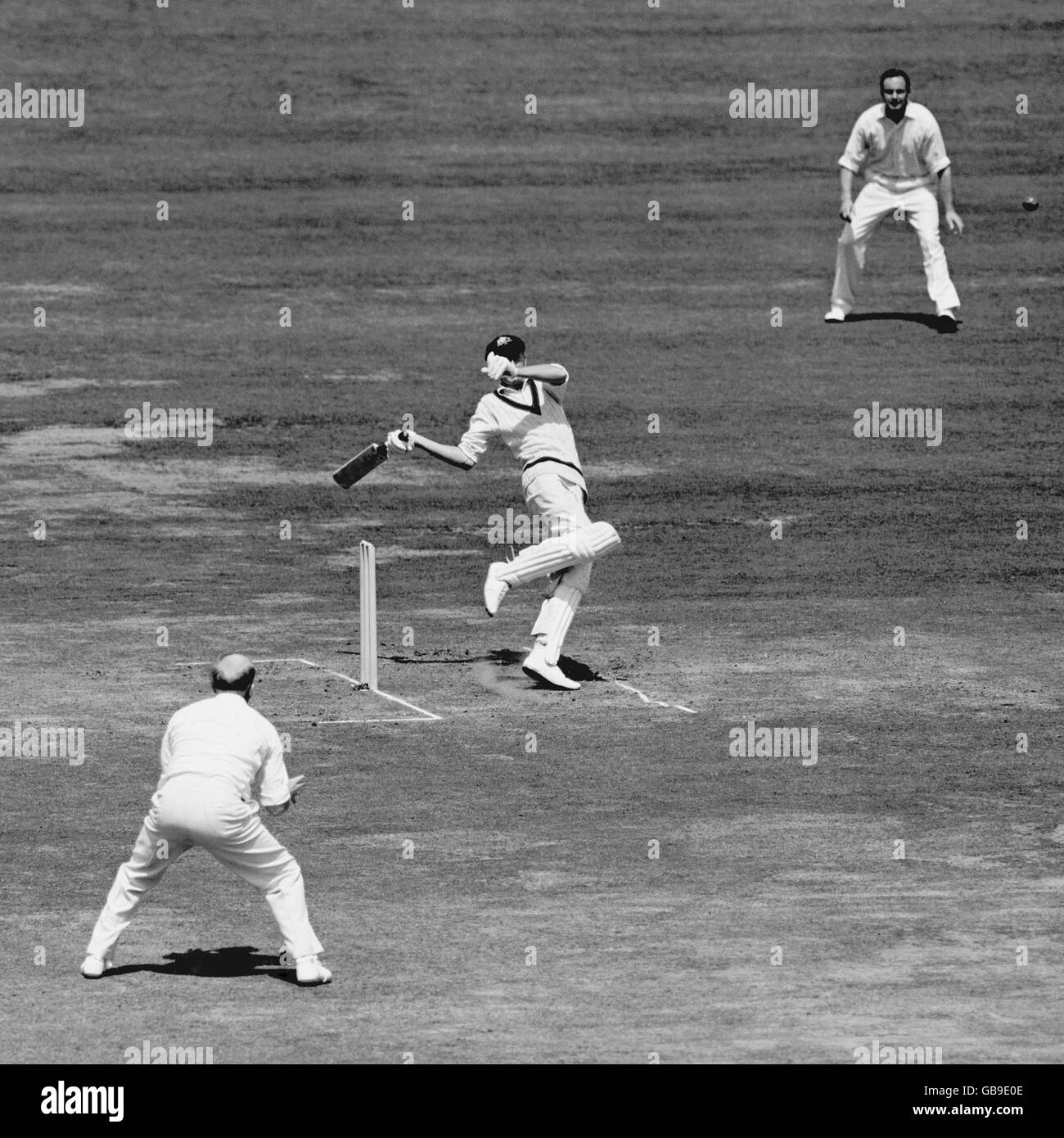 Cricket - The Ashes - seconda prova - Inghilterra / Australia - seconda giornata. L'Australia Bill Lawry (c) è colpito sul guanto da una consegna rapida Foto Stock