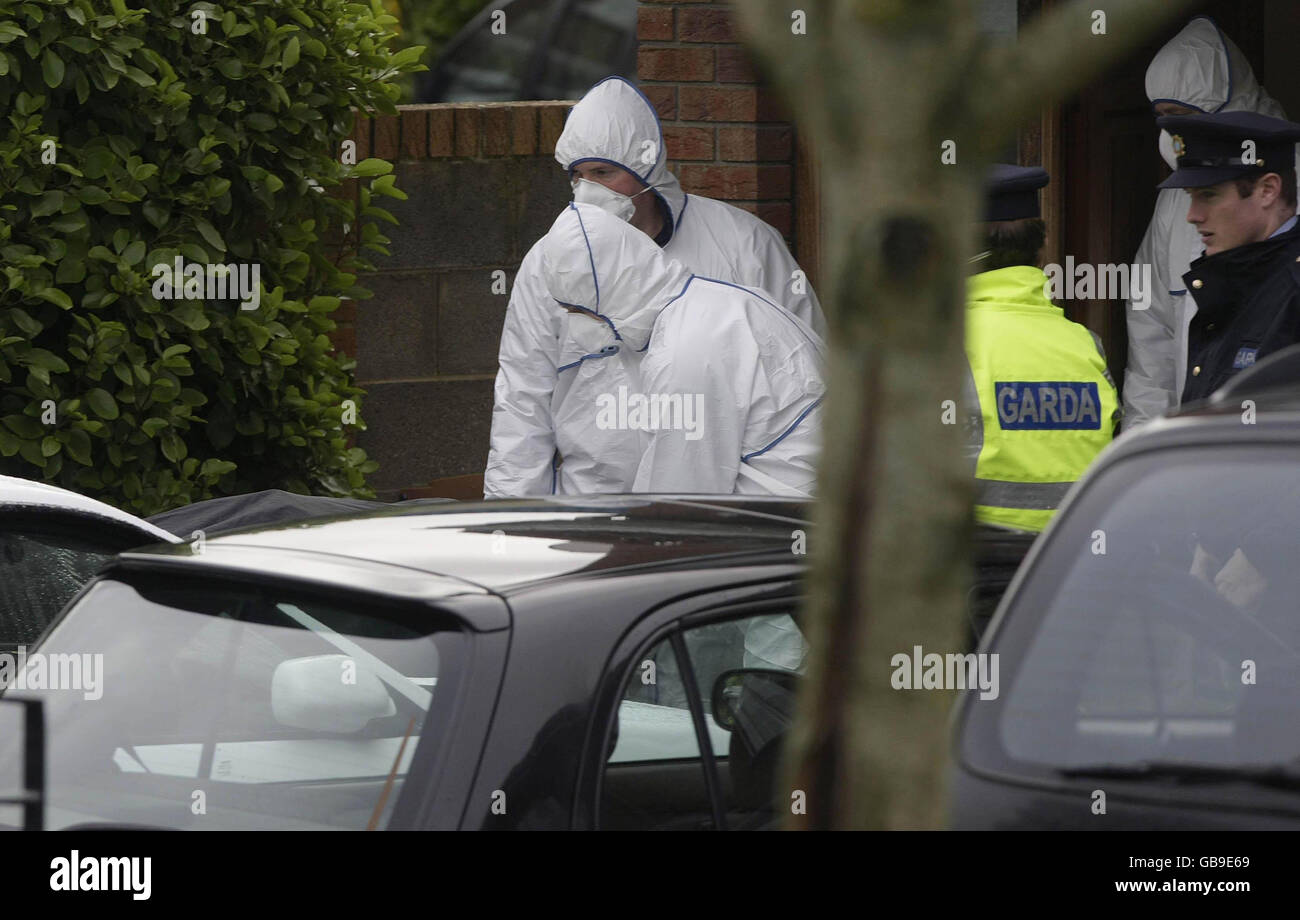 Gardai rimuove un corpo da una casa ad Ashcroft Grove, Blakestown, Dublino nord-occidentale, dove un uomo è stato ucciso nel soggiorno al piano inferiore. Foto Stock