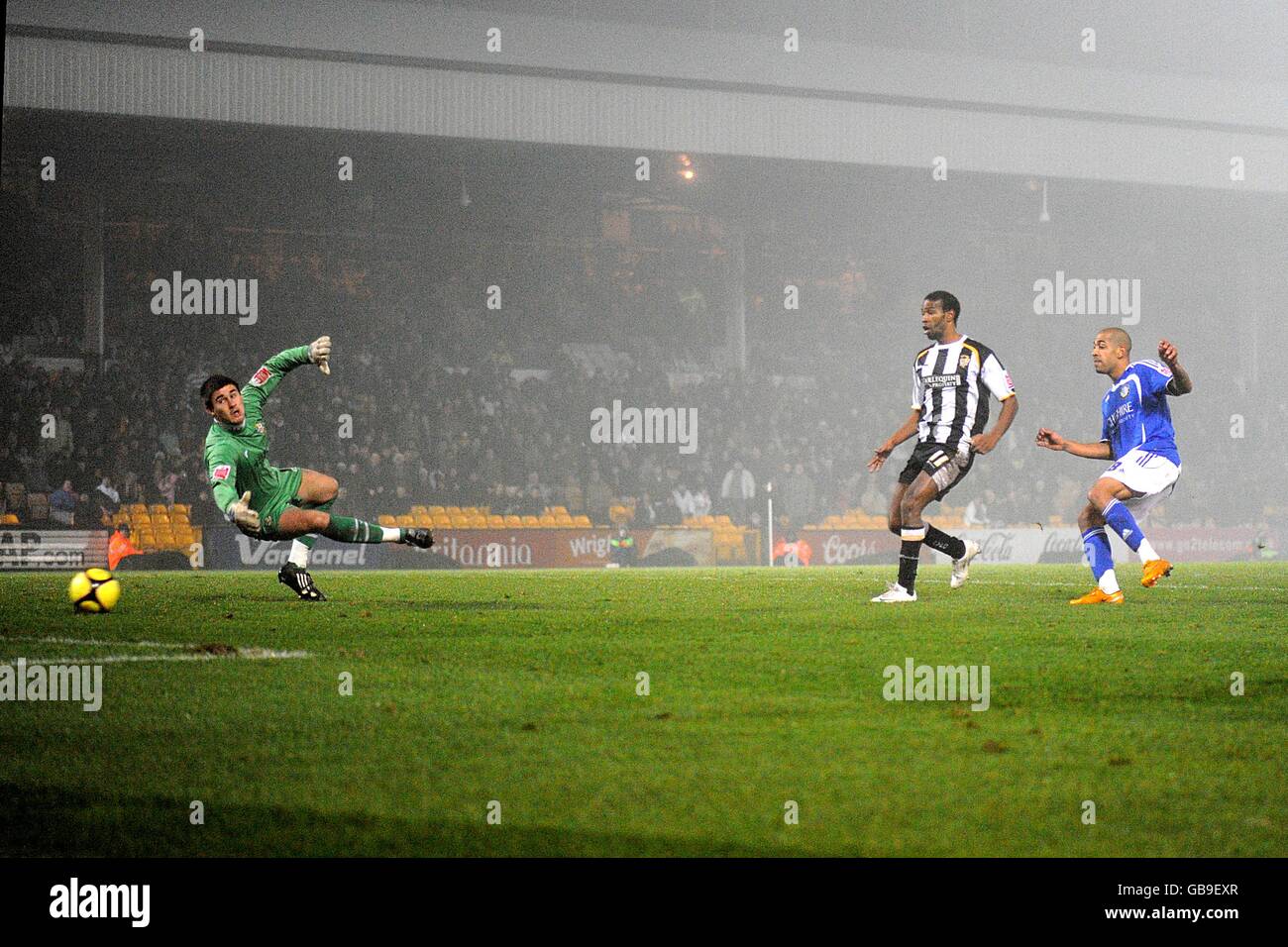 Francis Green (r) di Macclesfield Town segna il secondo goal passato Portiere di Port vale Joe Anyon (l) Foto Stock