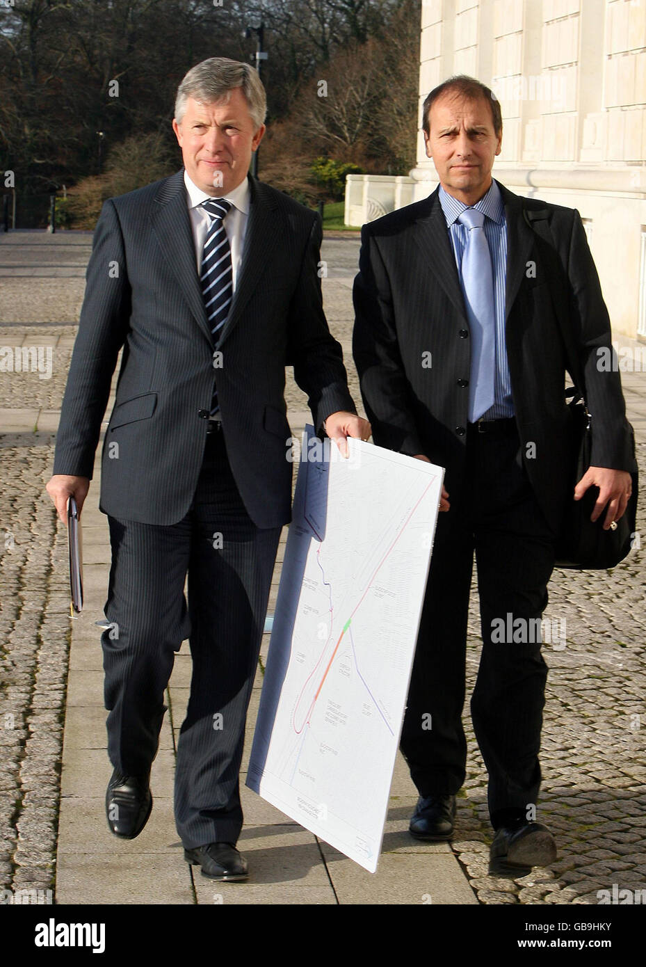 Ken Howard (a destra) di consulenti Amey con John Wilson, dal Dipartimento di sviluppo regionale, dopo il loro incontro a Stormont. Una semplice valvola di scarico automatica potrebbe aver impedito l'inondazione profonda di 20 piedi che ha gonfito un sottopassaggio di recente apertura a Belfast, è stato rivelato oggi. Foto Stock