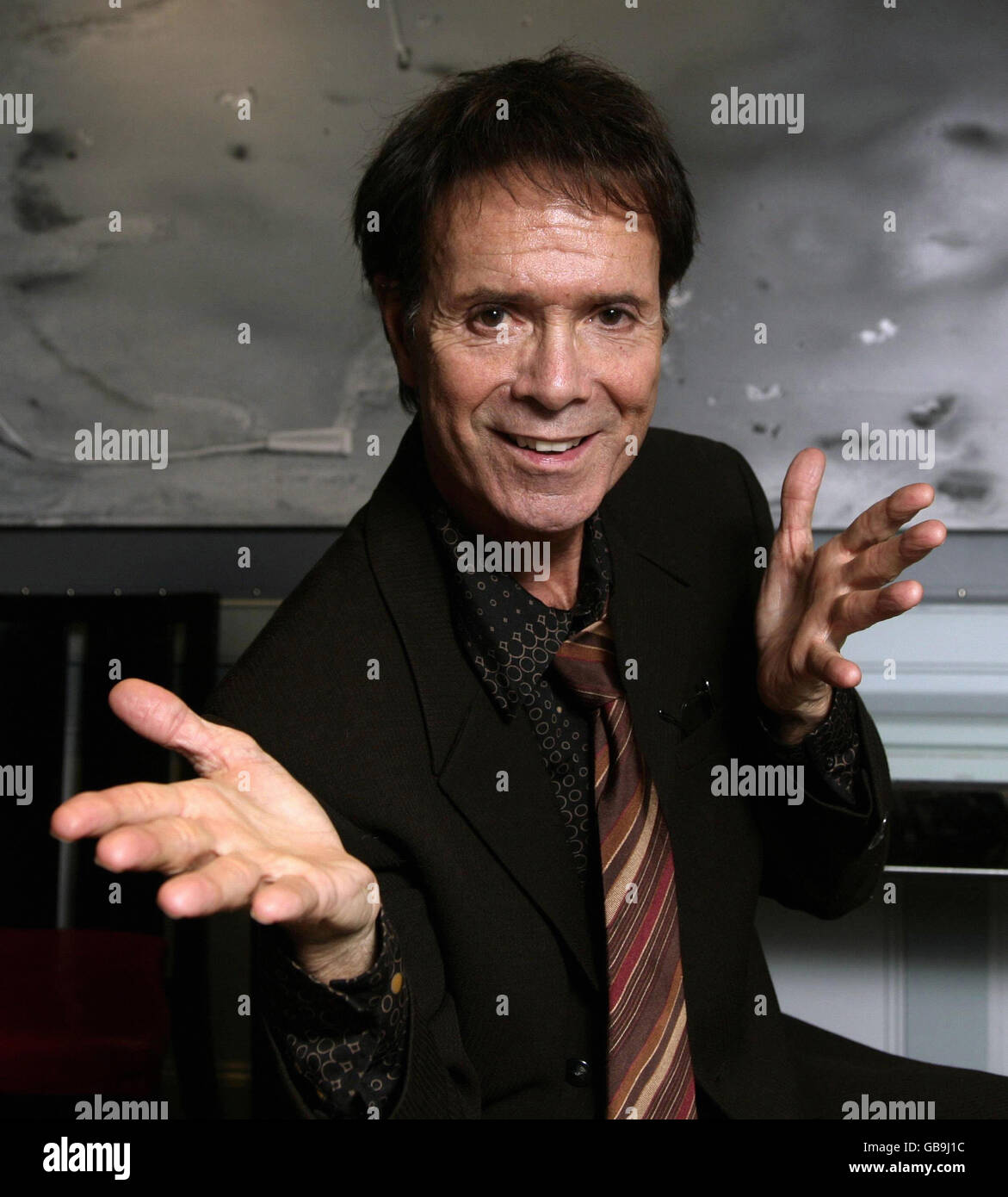 Sir Cliff Richard al lancio del suo "Time Machine Tour DVD" a Quo Vadis a Soho, nel centro di Londra. In una carriera che si estende per oltre 50 anni, è il più grande artista di single venduto di tutti i tempi nel Regno Unito, con vendite di oltre 27 milioni e vendite di album nel Regno Unito di oltre 18 milioni. Foto Stock