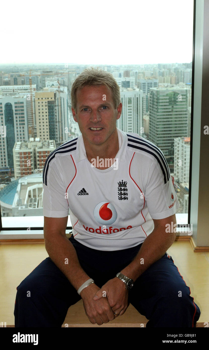 L'allenatore inglese Peter Moores si pone per i media al le Royal Meridien Hotel ad Abu Dhabi, Emirati Arabi Uniti. Foto Stock