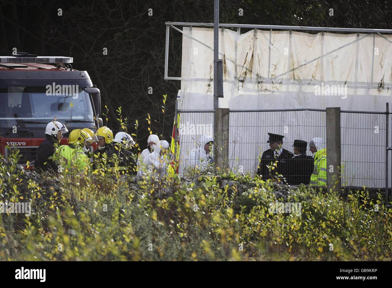 Servizi di emergenza sulla scena vicino a Warrenpoint a Newry, Co. Down, dove quattro agenti di polizia sono stati uccisi in un incidente stradale. Foto Stock