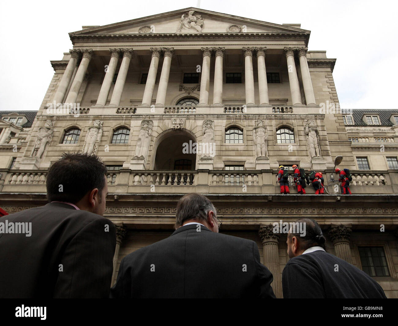 Rapporto pre-budget. La gente guarda come gli attivisti di Greenpeace tentano di mettere una bandiera sul fronte della Banca d'Inghilterra, Londra. Foto Stock