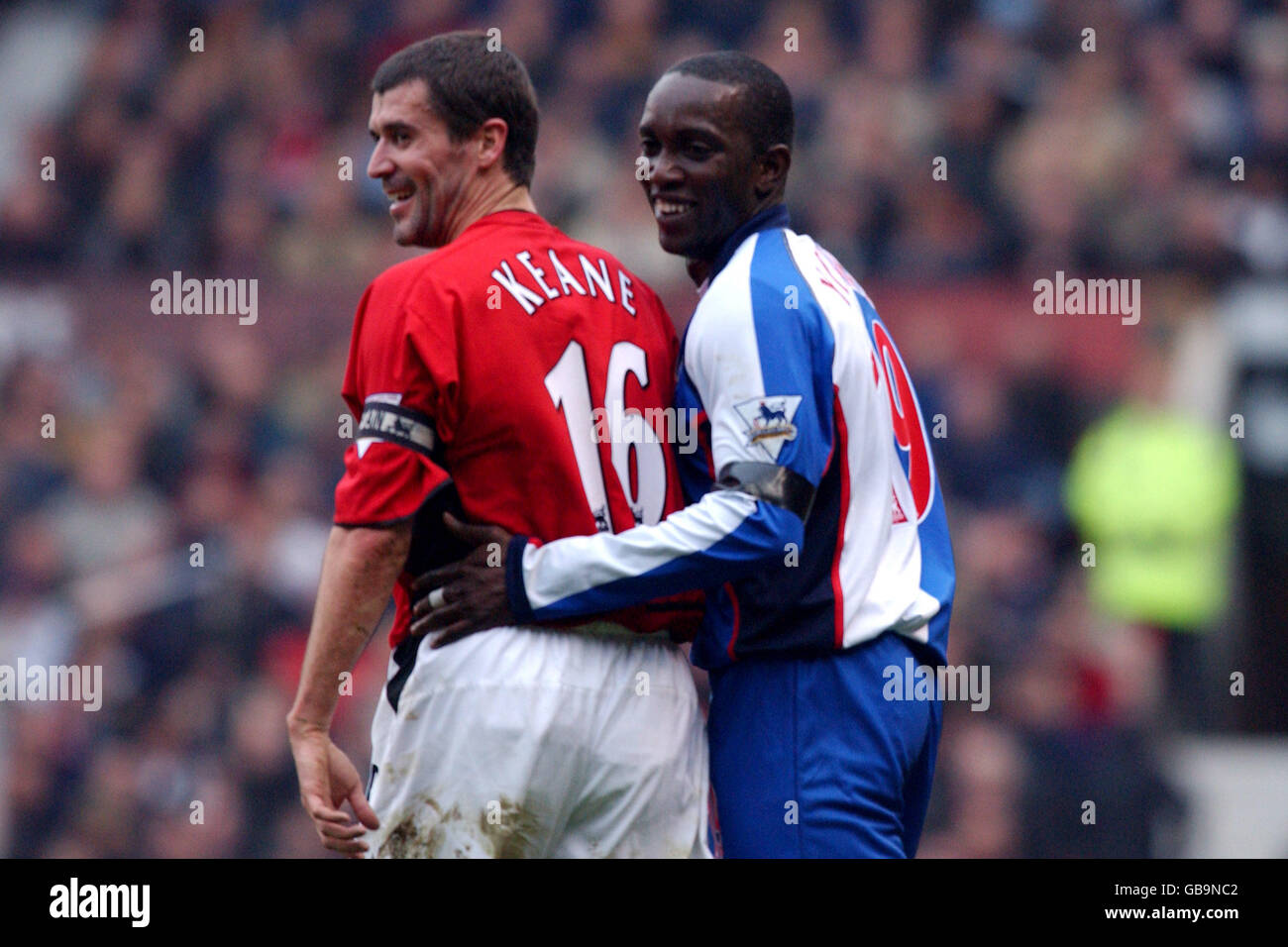 l--r; Roy Keane di Manchester United e Dwight Yorke di Blackburn Rovers hanno una risata Foto Stock