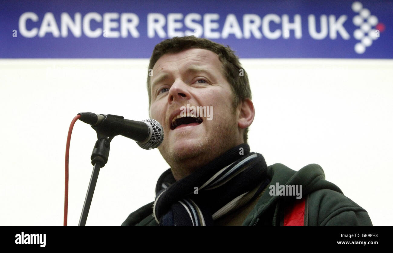 Nigel Clark suona con la sua band Dodgy presso il Cancer Research UK Shop di Glasgow, Sauchiehill Street. Foto Stock