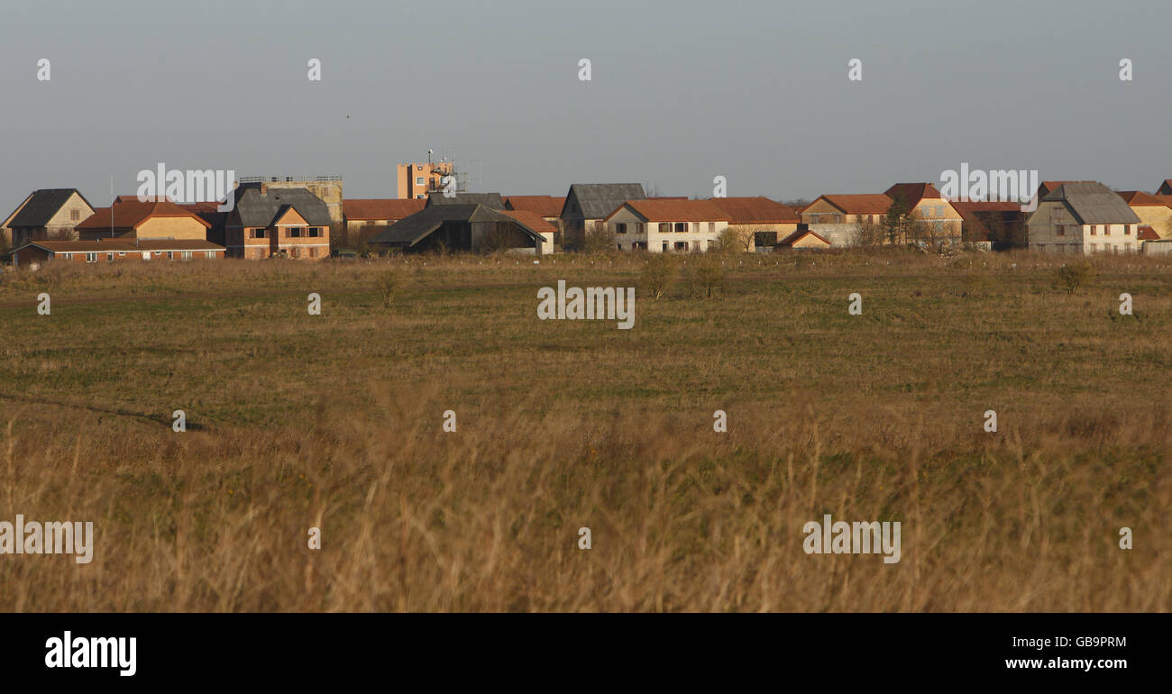 Vista generale di Copehill giù villaggio di addestramento delle operazioni urbane vicino a Shrewton sulla piana di Salisbury nel Wiltshire. Foto Stock