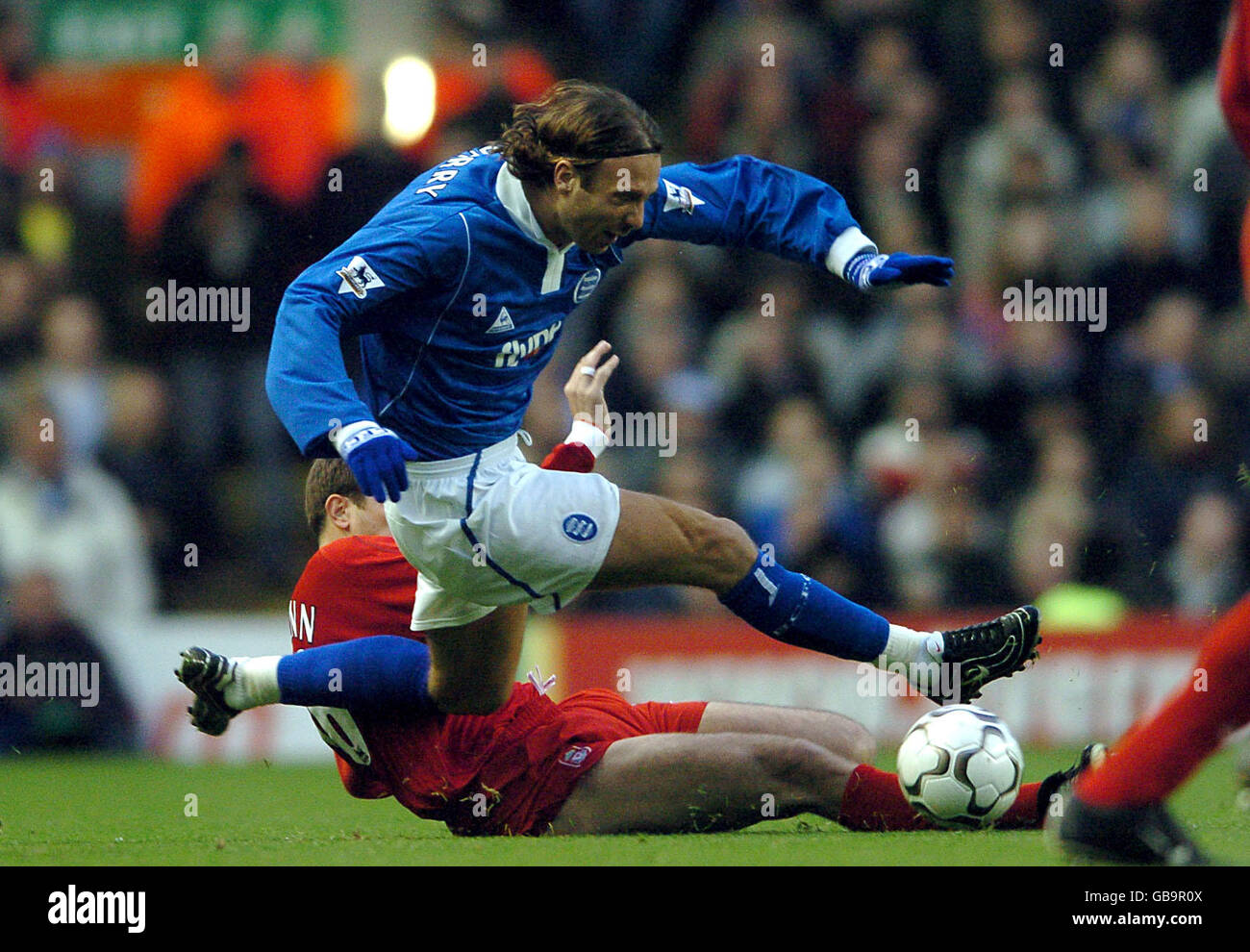 Calcio - fa Barclaycard Premiership - Liverpool / Birmingham City. Christophe Dugarry di Birmingham City viene inviato in volo sotto la sfida di Dietmar Hamann di Liverpool Foto Stock