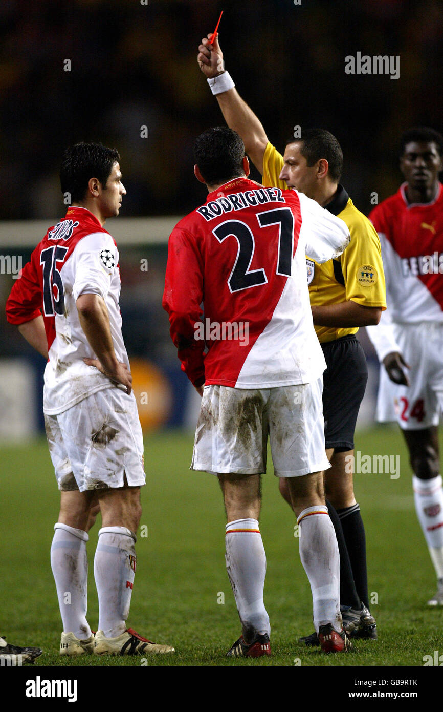 Calcio - UEFA Champions League - Gruppo A - Monaco / PSV Eindhoven. Andreas Zikos (l) di Monaco riceve la carta rossa dall'arbitro Zelko Siric come Julien Rodriguez (27) guarda avanti Foto Stock