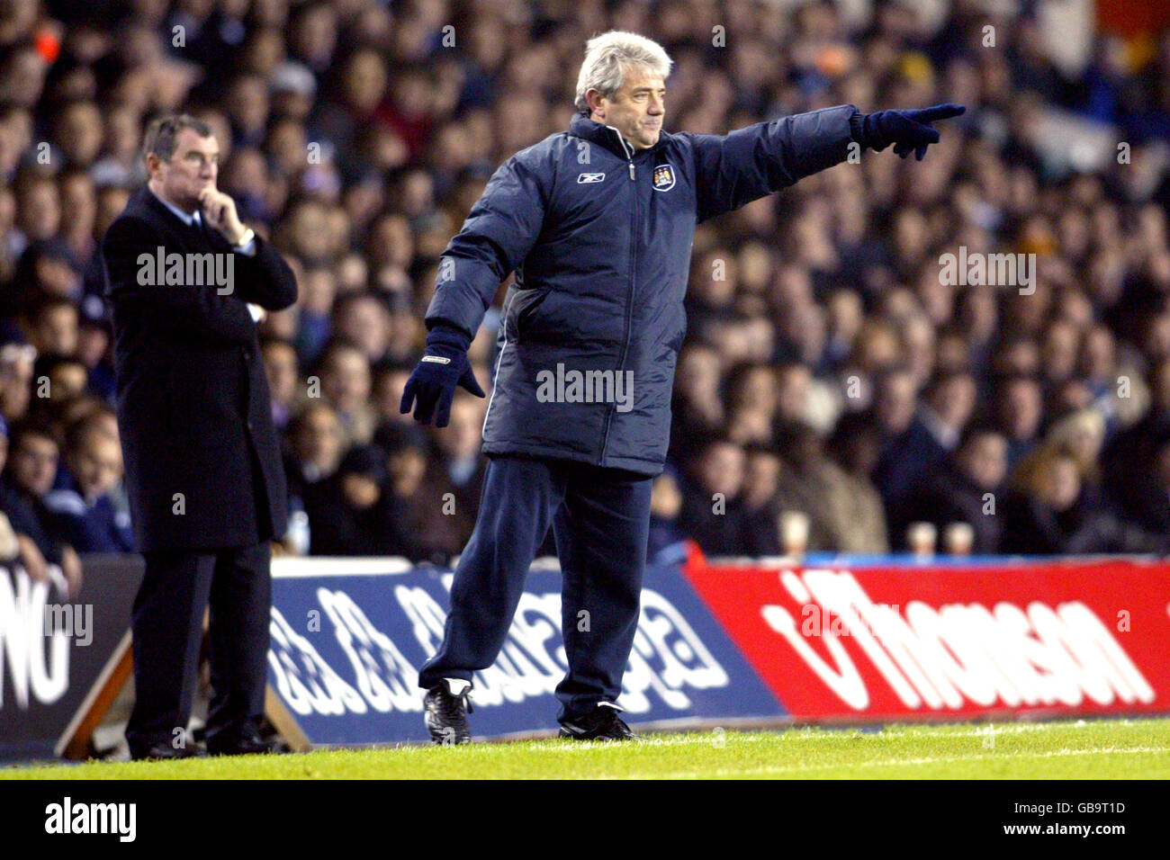 Kevin Keegan, manager di Manchester City, esorta i suoi giocatori come David Pleat, direttore di Tottenham Hotspur, guarda su nervoso Foto Stock