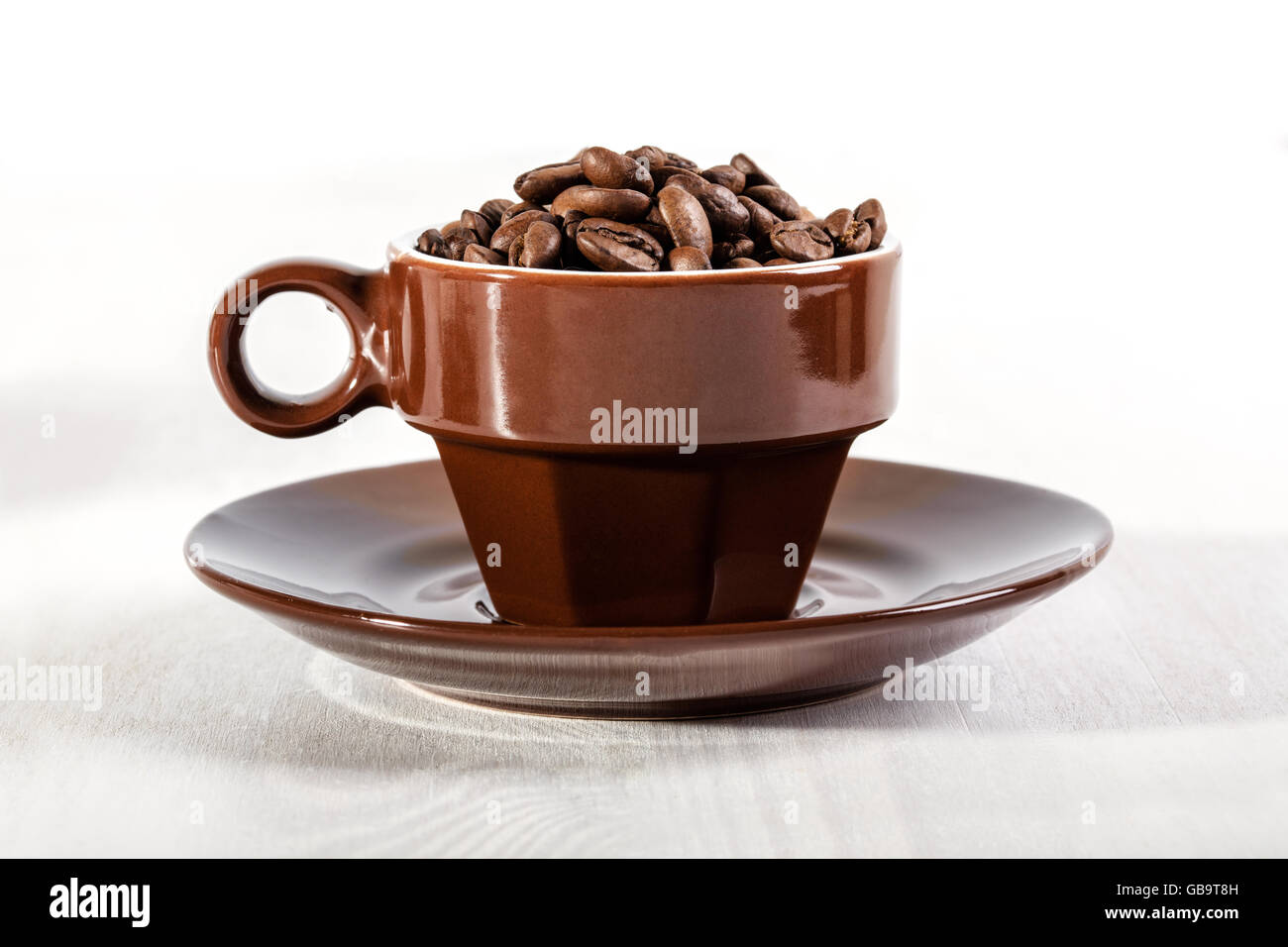 Semi di caffè in tazza marrone Foto Stock