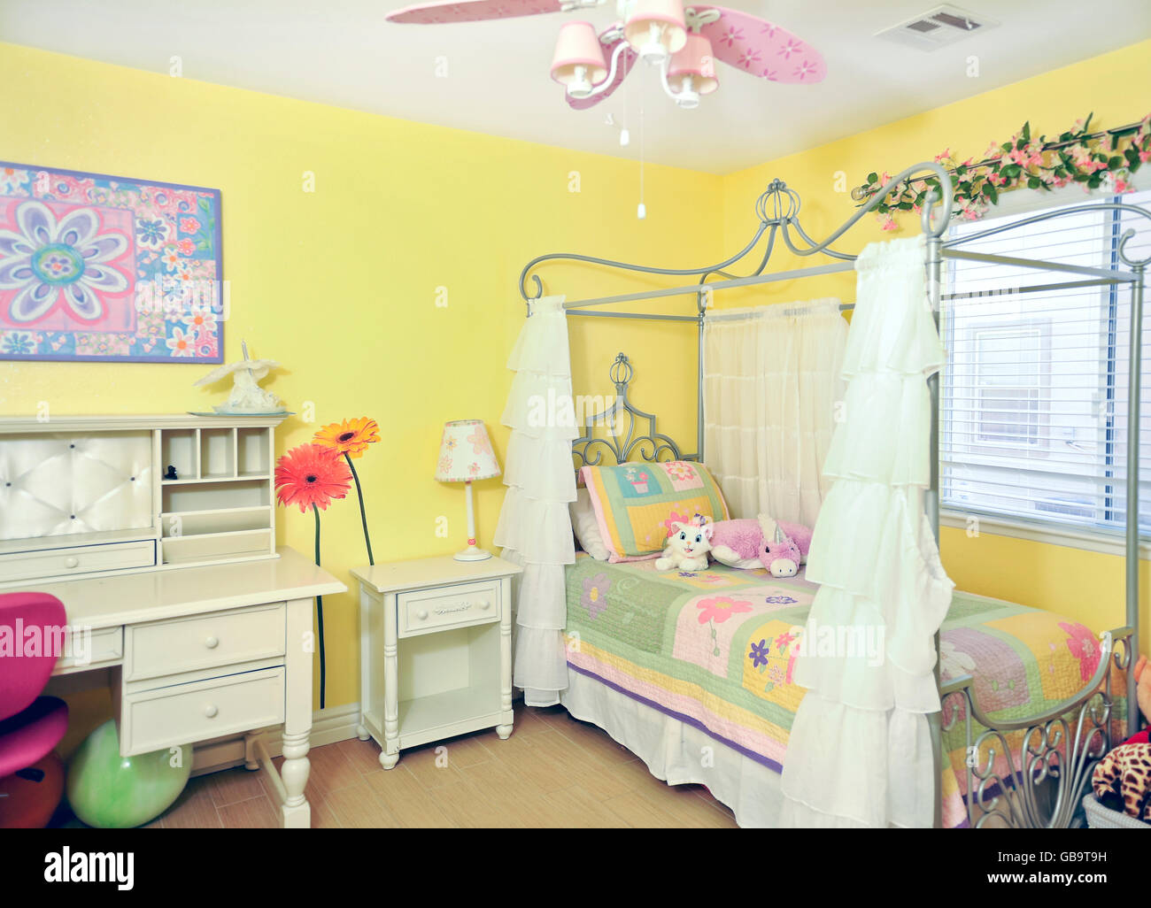 La camera da letto delle ragazze in giallo Foto Stock