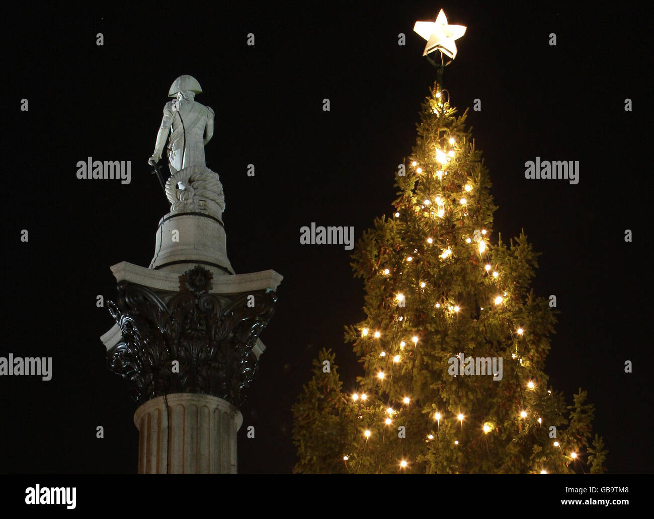 Vista generale dell'albero di Natale in Trafalgar Square, Londra, che ha avuto le sue luci ufficialmente accese stasera. Foto Stock