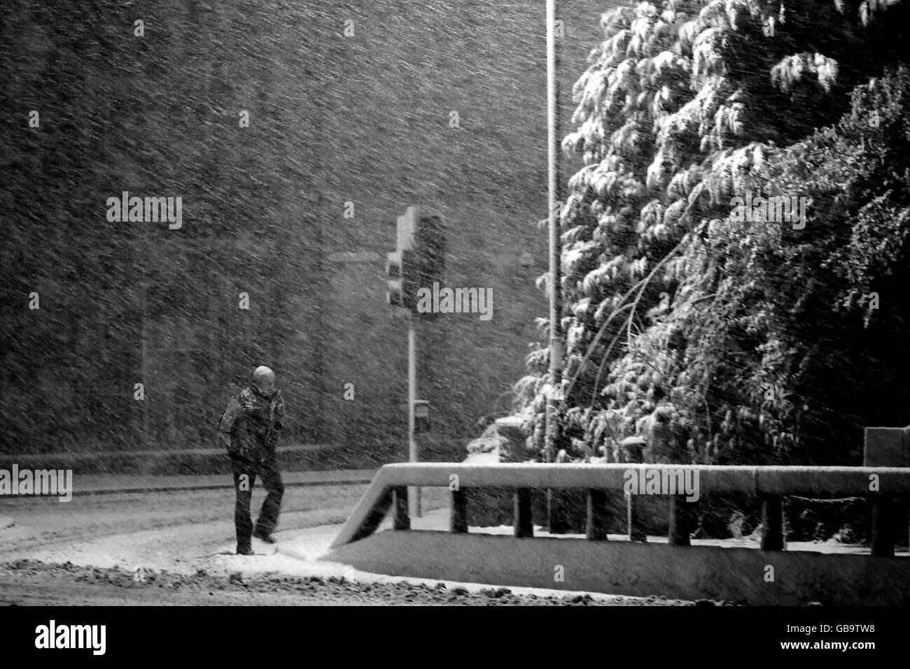 La neve pesante cade mentre la gente fa il loro senso lavorare in Harrogate. Foto Stock