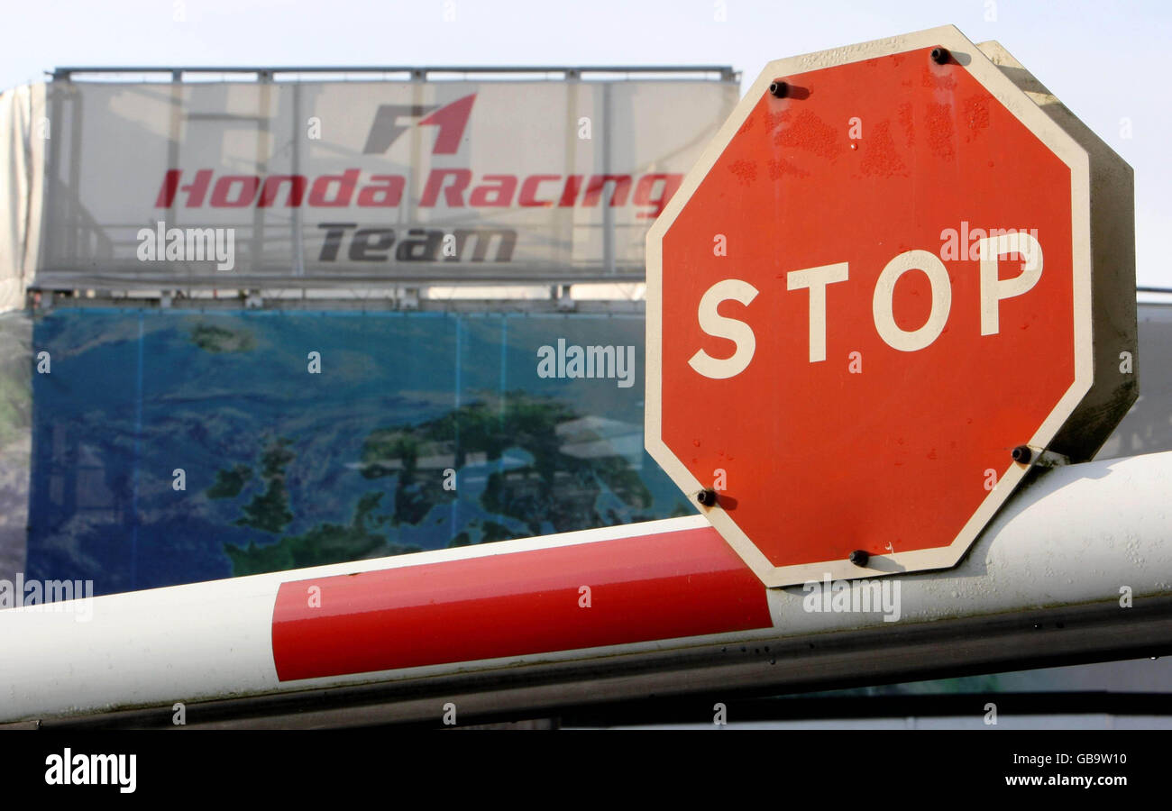 Un cartello di stop fuori dall'ingresso della sede principale della F1 Honda Racing Team a Brackley, Northamptonshire. Foto Stock