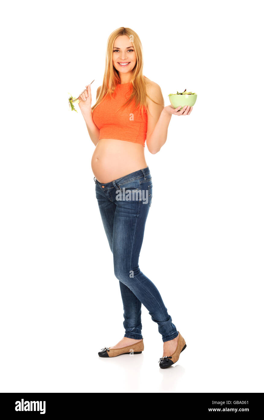 Donna incinta insalata mangiare Foto Stock