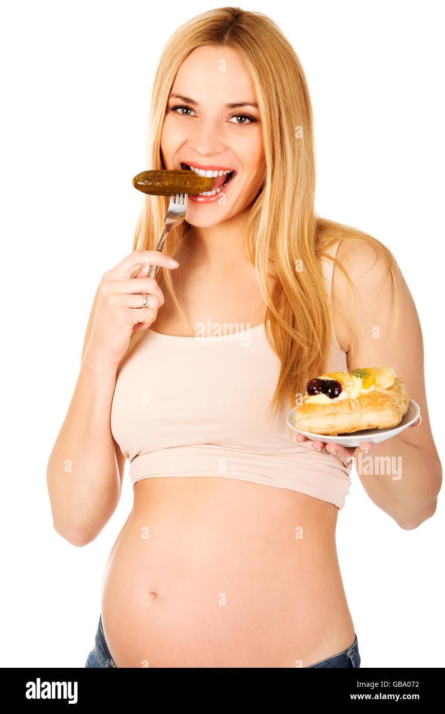 Felice donna incinta con torta e sottaceti Foto Stock