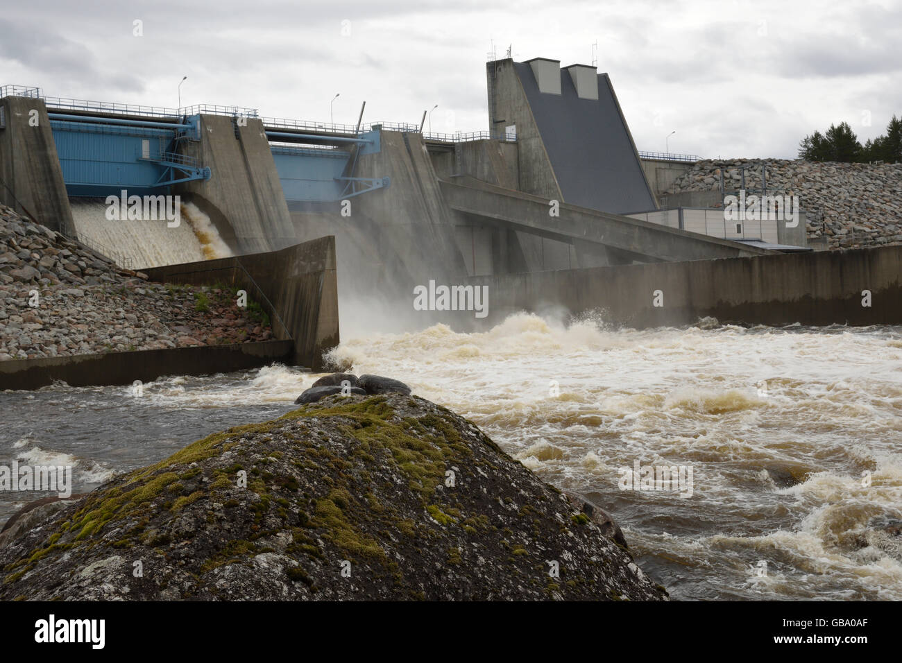 Acqua di alimentazione impianto con boccaporto aperto e l'acqua che scorre, immagine dal nord della Svezia. Foto Stock