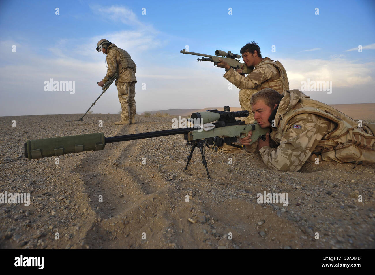Cecchini James Sudlow, 22, da Owestry St. Martins, nella foto a destra, e caporale Dave Dale (area ed età non date) Dall'1 le Regine Dragoon Guards addestrano i loro ambiti nella regione di Nawar della provincia di Helmand mentre guardano e tentano di aiutare a localizzare le forze nemiche in una lotta contro gli incendi tra i talebani e l'esercito nazionale afgano, mentre un altro soldato usa un rivelatore di miniera di Vallon per spazzare la zona così le truppe possono muoversi in modo sicuro dentro segnando le linee nella sabbia. Foto Stock