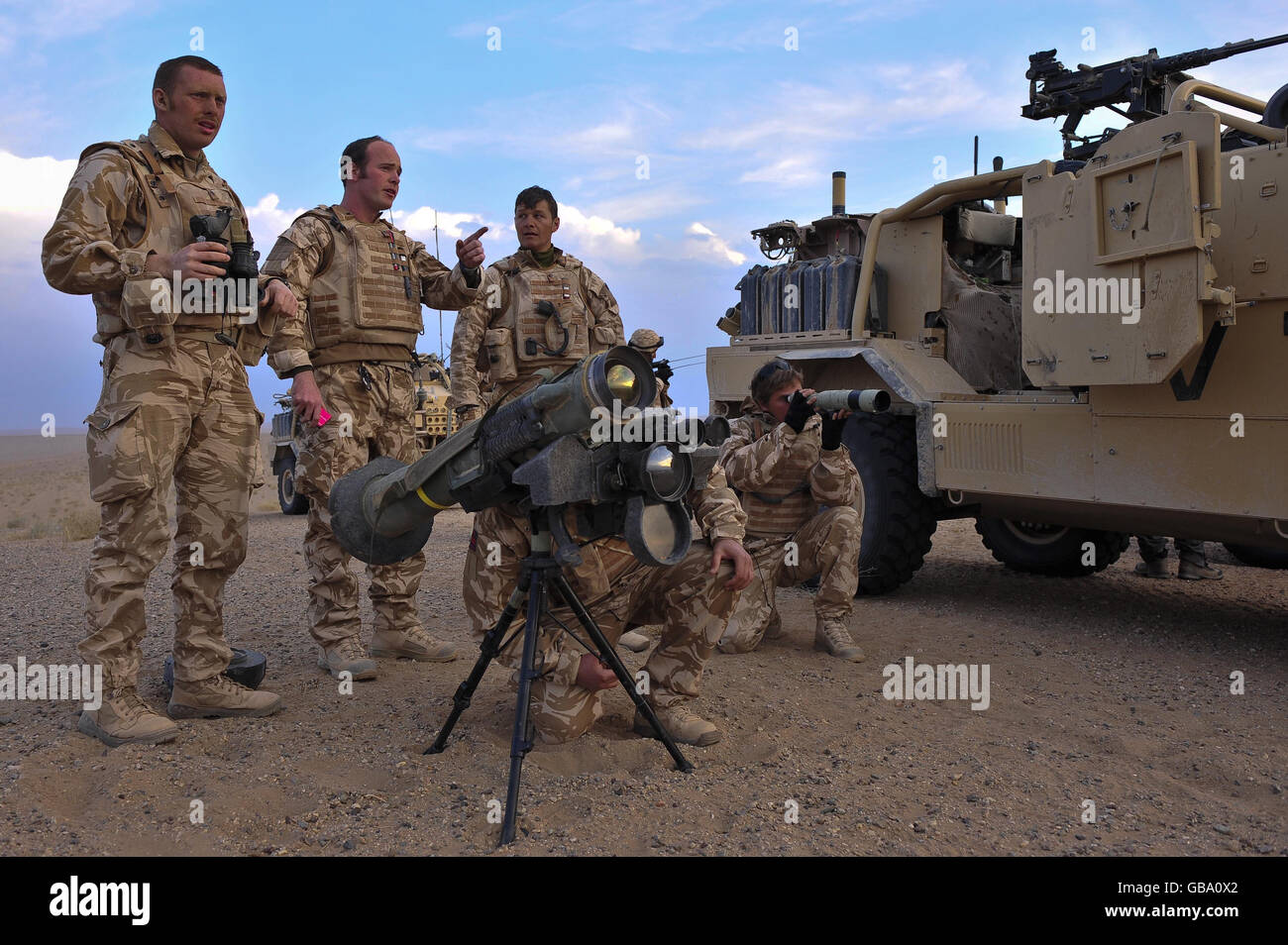 Truppe del 1 ° le Regine Dragoon Guardie preparare un sistema missilistico Javelin attesa di localizzare positivamente le forze nemiche in una lotta antincendio tra i talebani e l'esercito nazionale afgano nella regione Nawar della provincia di Helmand, Afghanistan. Foto Stock
