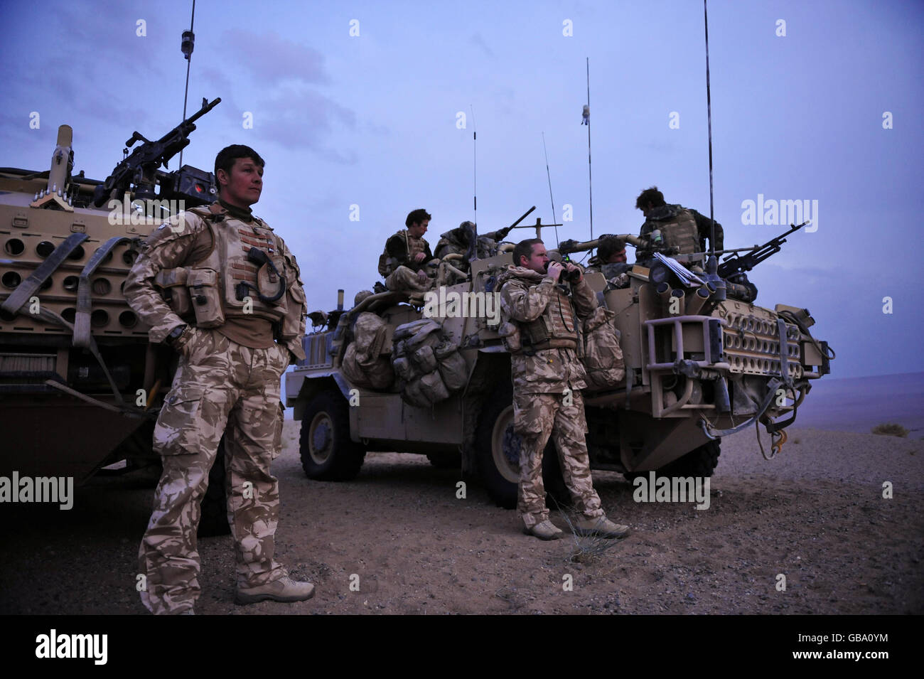 Truppe del 1 ° le Guardie Queens Dragoon, si trovano su una cresta del deserto dopo aver osservato una lotta al fuoco tra i talebani e l'esercito nazionale afghano nella regione di Nawar nella provincia di Helmand, in Afghanistan. Foto Stock