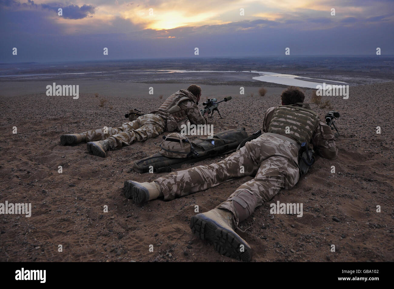 Cecchini Matthew Hartt, 24, da Whitland, Galles, Right e James Sudlow, 22 da Oweestry St. Martins, a sinistra, del 1° Dragoon Guards della Regina addestrano i loro scopi sulla regione di Nawar della provincia di Helmand, Afghanistan, Mentre osservano e cercano di aiutare a localizzare le forze nemiche in una lotta al fuoco tra i talebani e l'esercito nazionale afghano. Foto Stock