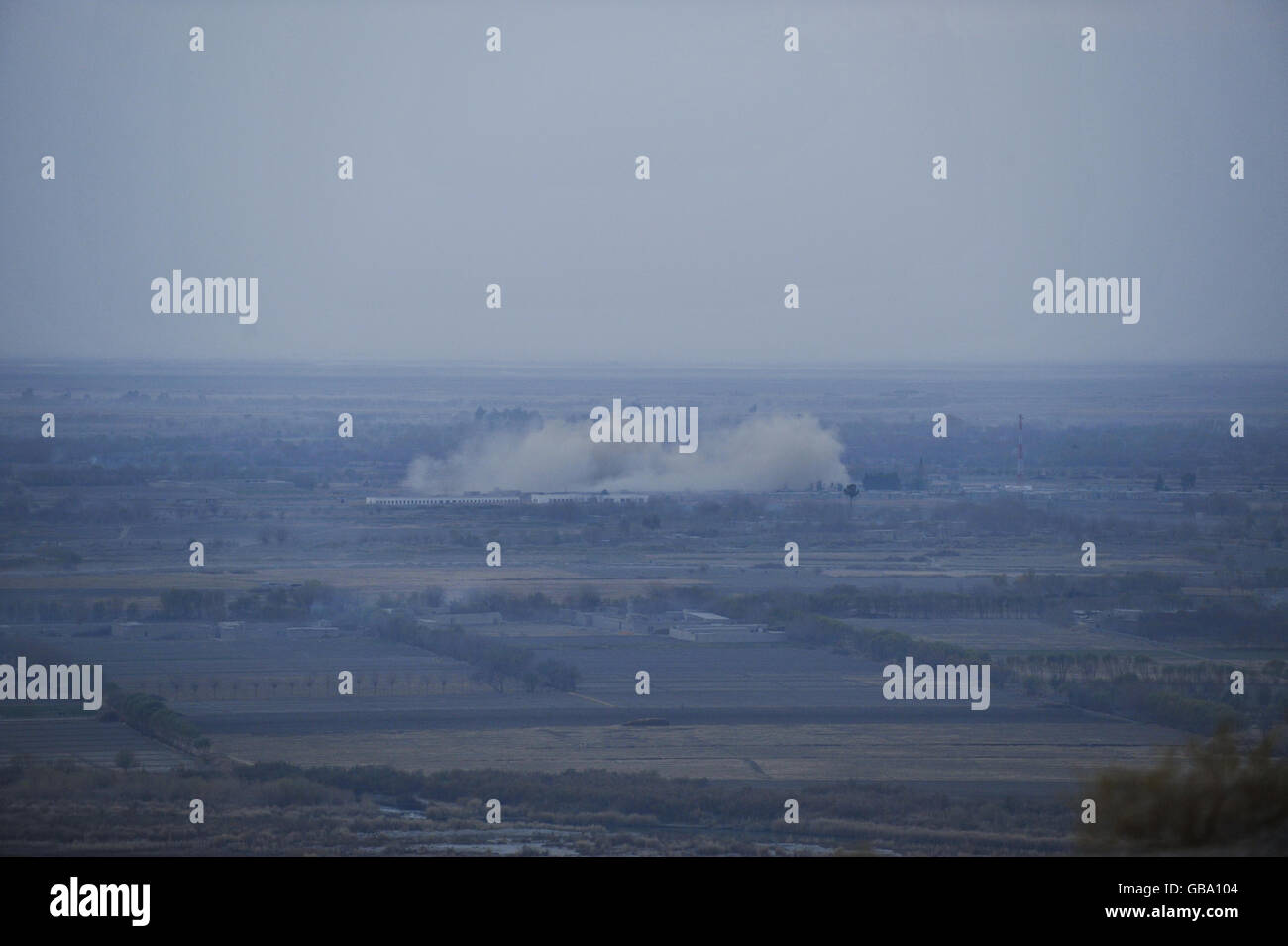 Una nube di polvere sorge dove un elicottero Chinook MediVac atterra mentre raccoglie le vittime afghane da un'area di combattimento tra i talebani e l'esercito nazionale afgano nella regione di Nawar nella provincia di Helmand, Afghanistan. Foto Stock
