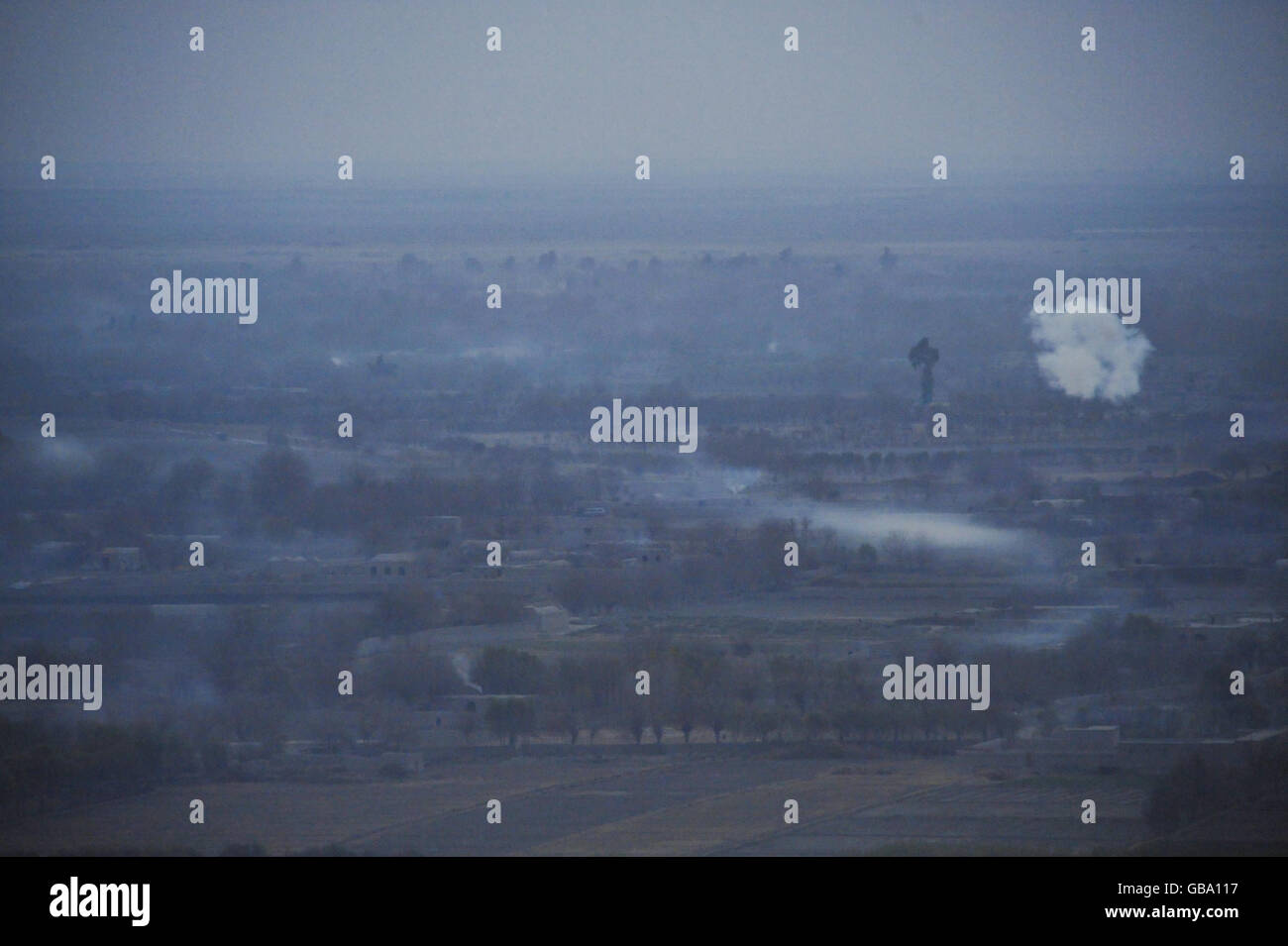 Il fumo di incendi, granate di fumo e armi rimane in un'area di lotta tra i talebani e l'esercito nazionale afgano nella regione di Nawar, nella provincia di Helmand, in Afghanistan. Foto Stock
