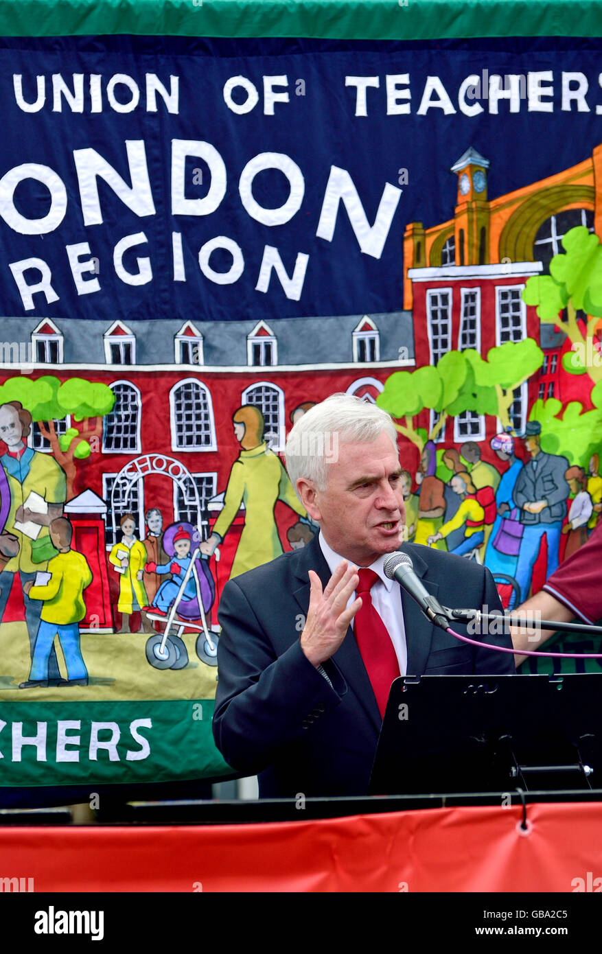 John McDonnell MP, Cancelliere ombra, in Piazza del Parlamento parlando ai manifestanti di supporto del sciopero dei docenti, 5.07.2016 Foto Stock