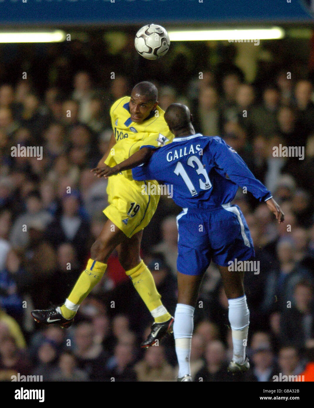 Calcio - fa Barclaycard Premiership - Chelsea / Birmingham City. William Gallas di Chelsea e Clinton Morrison di Birmingham Foto Stock
