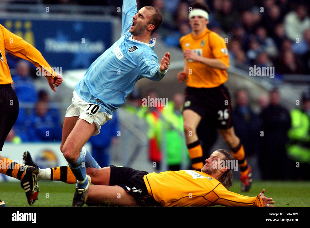 Lo scivolo Tugay (piano) di Blackburn Rovers affronta Antoine Sibierski di Manchester City (in alto) da dietro Foto Stock