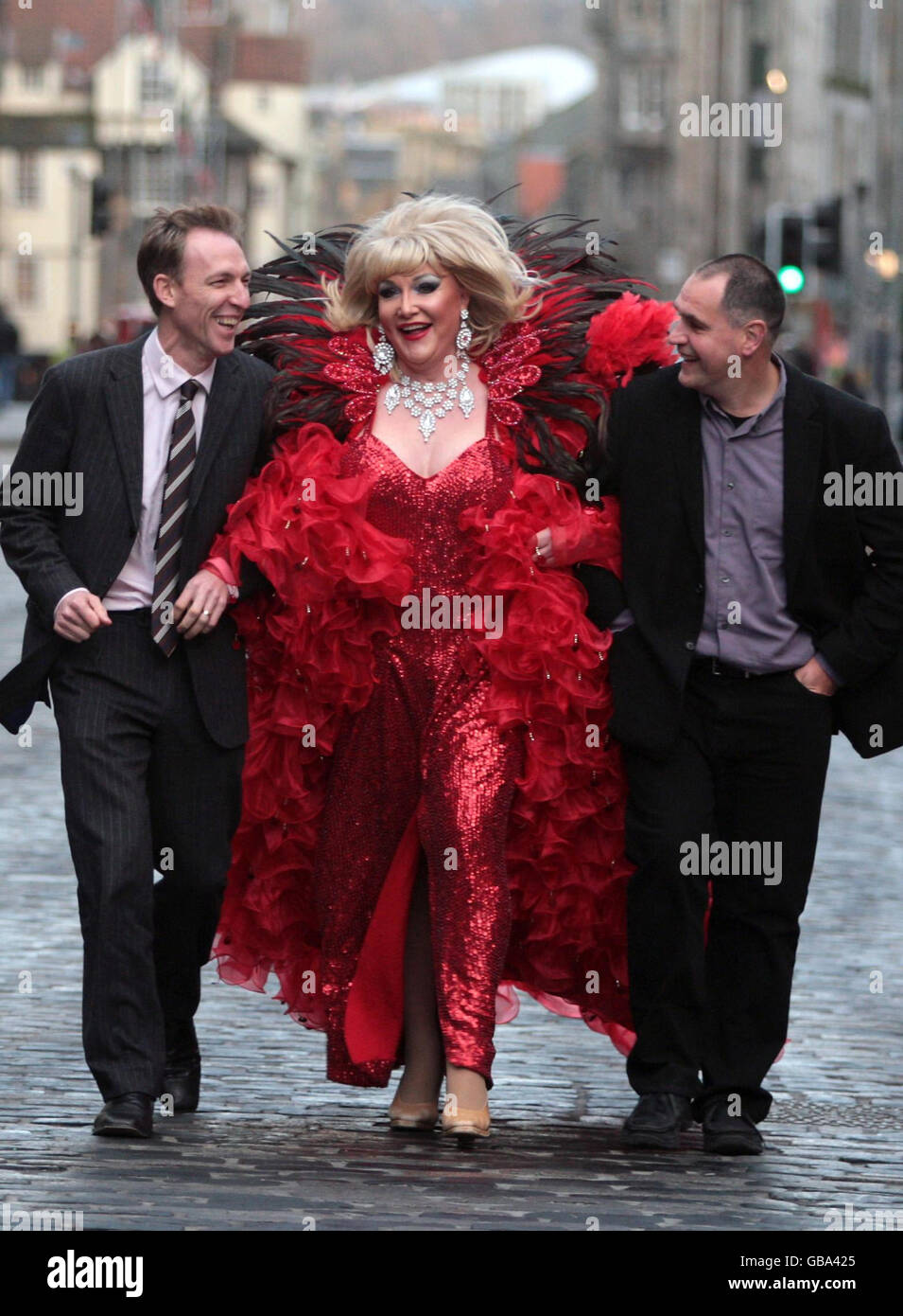 Il Segretario di Stato per la Scozia Jim Murphy (a sinistra) con Amanda Monroe dei drags Aloud e Tim Hawkins dell'Edinburgh Fringe Festival camminano fino al Royal Mile di Edimburgo per evidenziare i festival gratuiti permessi. Foto Stock
