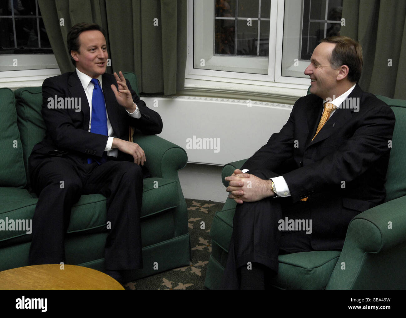 Il leader del partito conservatore David Cameron (sinistra) incontra il primo ministro neozelandese John Key nell'ufficio del sig. Cameron presso le Camere del Parlamento di Londra. Foto Stock