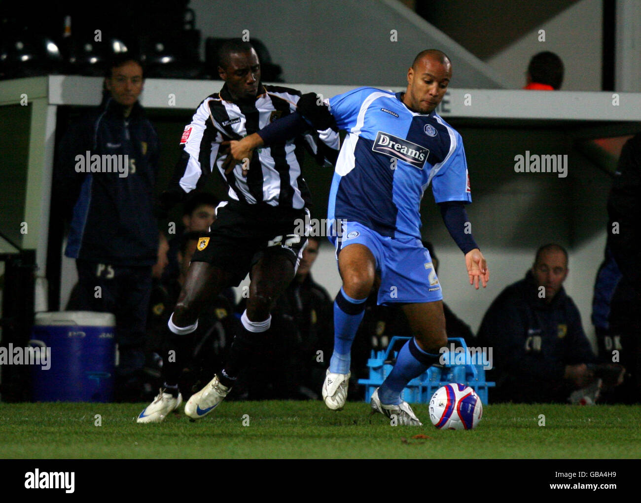 Calcio - Coca-Cola Football League Two - Notts County / Wycombe Wanderers - Meadow Lane. Jonathan Forte della contea di Notts e Lewis Hunt di Wycombe Wanderers Foto Stock