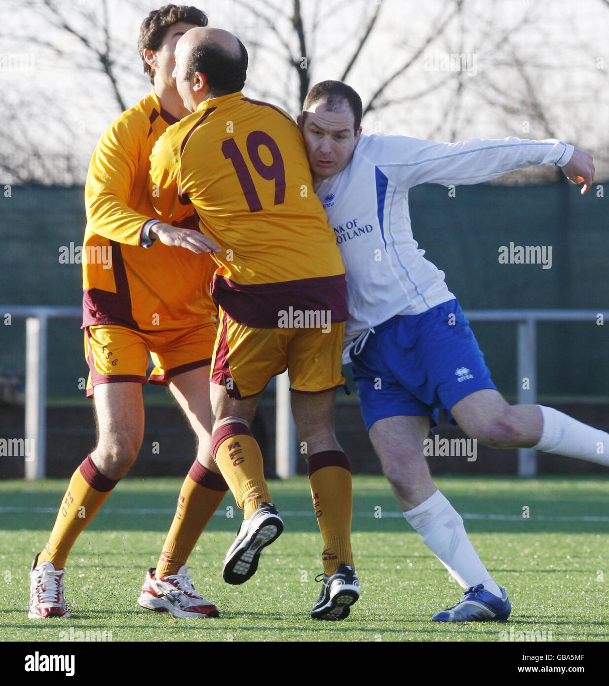 Partita di calcio tra MSP e leader religiosi Foto Stock