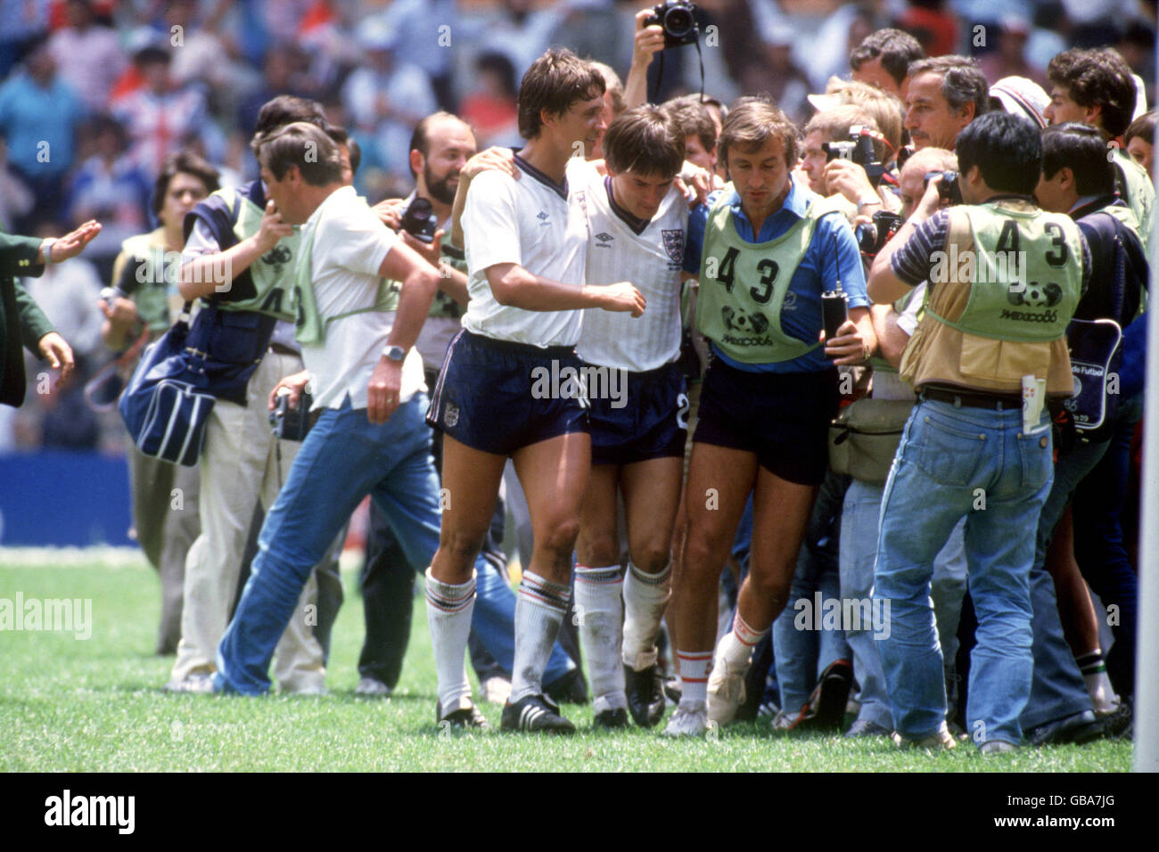 (L-R) i goalscorer inglesi Gary Lineker e Peter Beardsley sono afferrato da Jim Rosenthal di ITV Sport per un'intervista post-partita Foto Stock