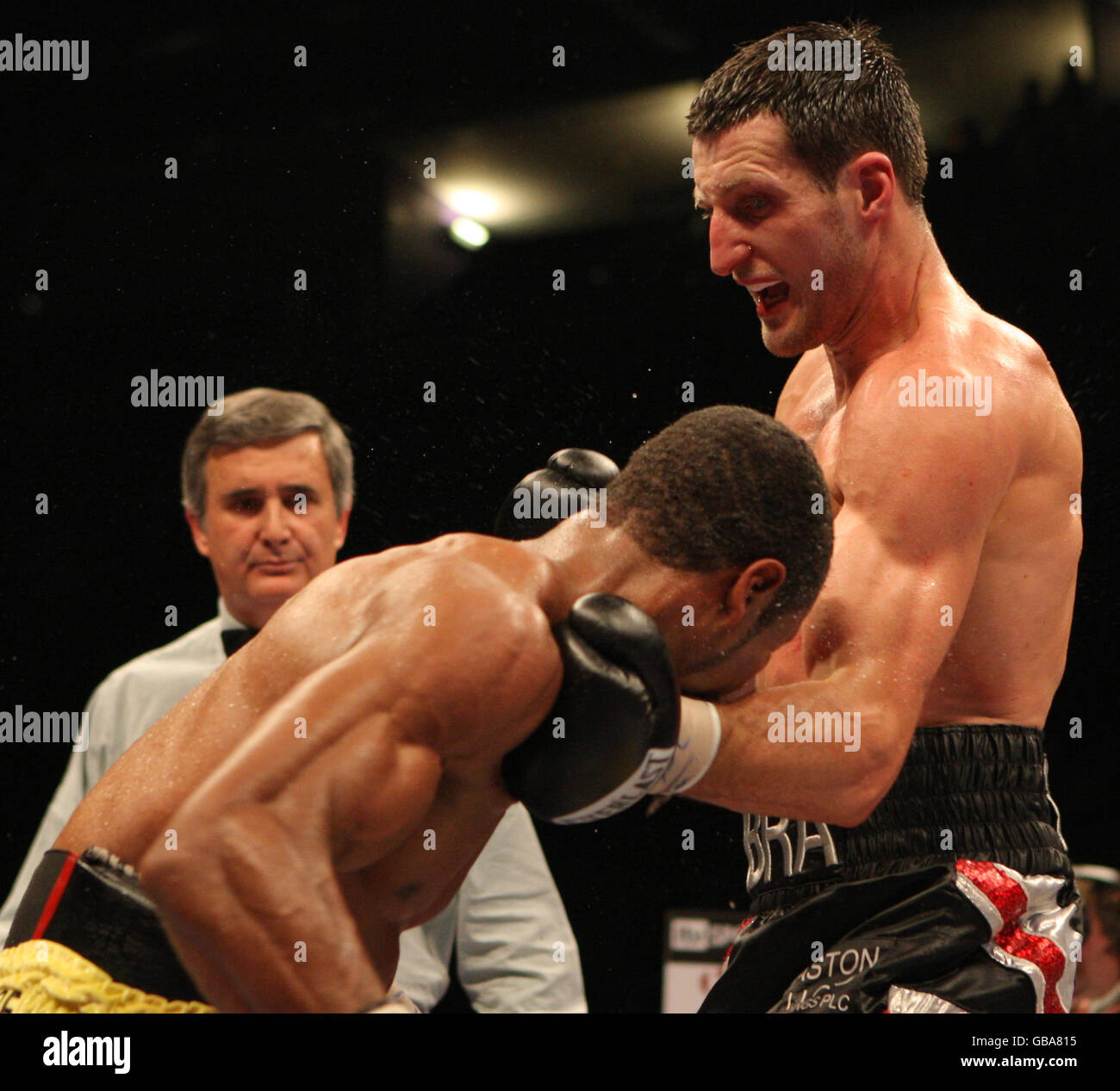 Carl Froch (a destra) della Gran Bretagna durante la sua vittoria a punti su Jean Pascal canadese durante il bout del titolo di super-middleweight WBC alla Trent FM Arena di Nottingham. Foto Stock