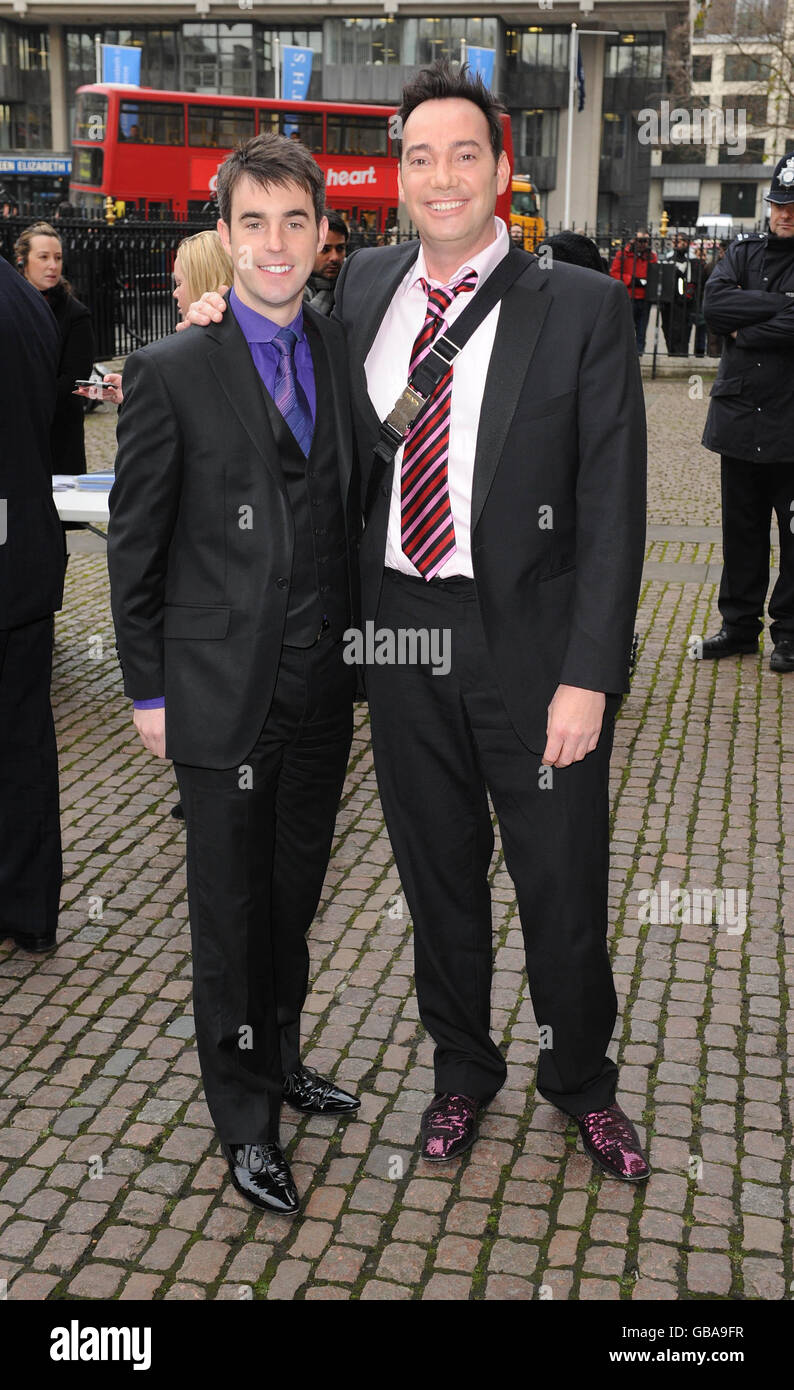 Craig Revel Horwood e Grant MacPherson arrivano al Woman's Own Children of Courage Awards 2008, presso l'abbazia di Westminster nel centro di Londra. Foto Stock