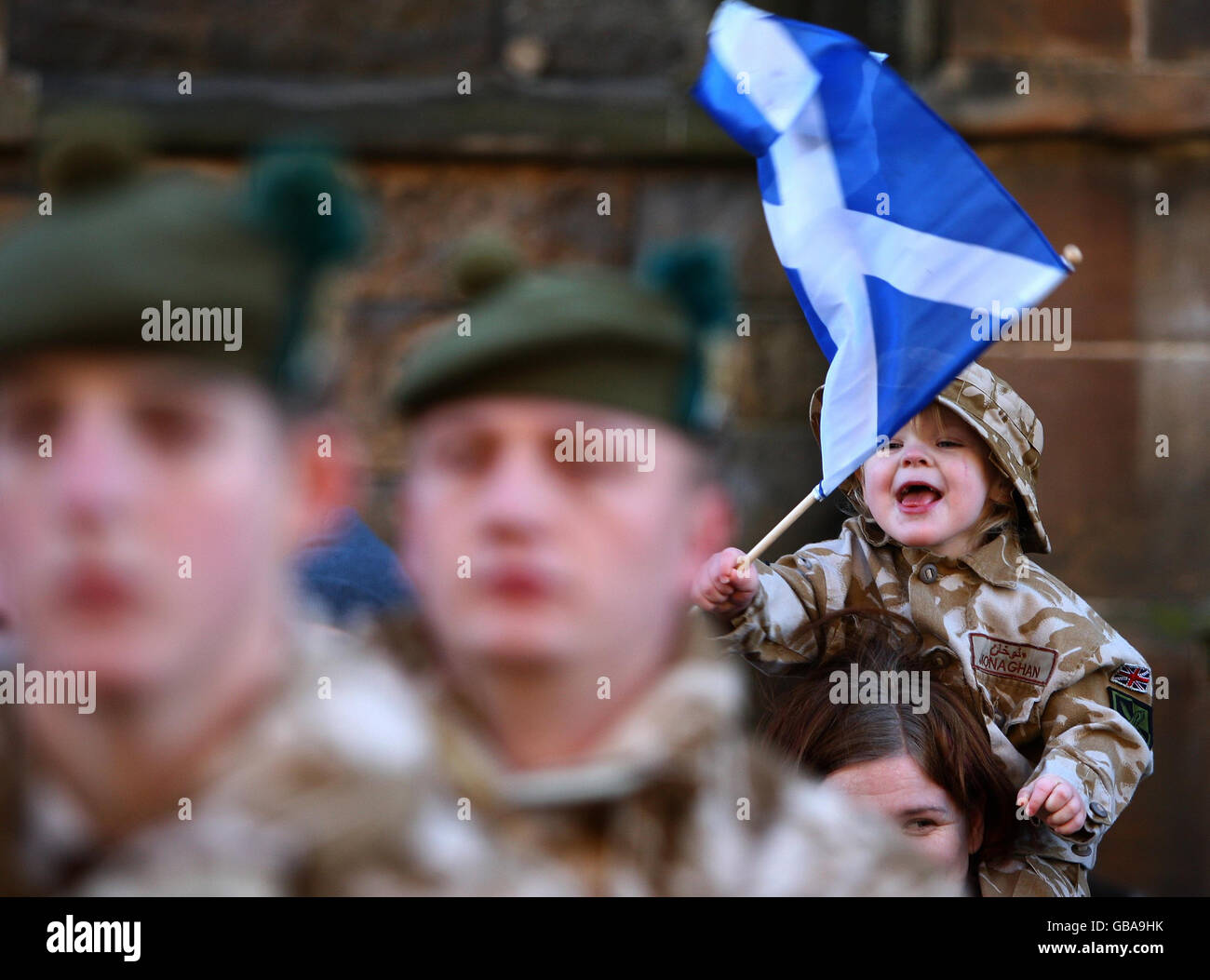 Angel Brodie, di due anni e mezzo, guarda la parata di ritorno degli Argyll e degli Highlanders Sutherland, che sono tornati dall'Afghanistan, mentre passa attraverso Stirling. Foto Stock