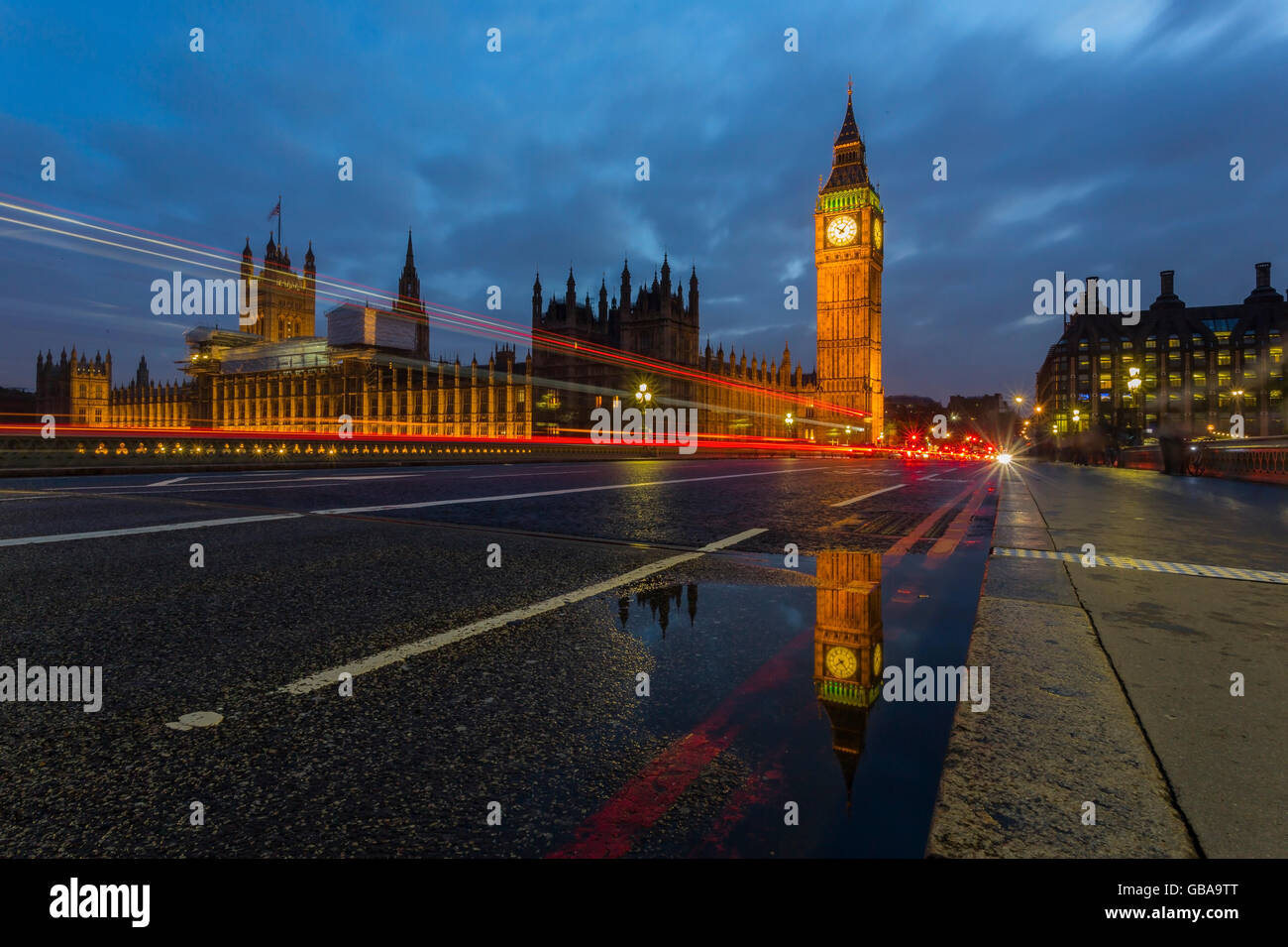 Vista del Big Ben di notte con alcuni sentieri di luce - Londra, Regno Unito Foto Stock