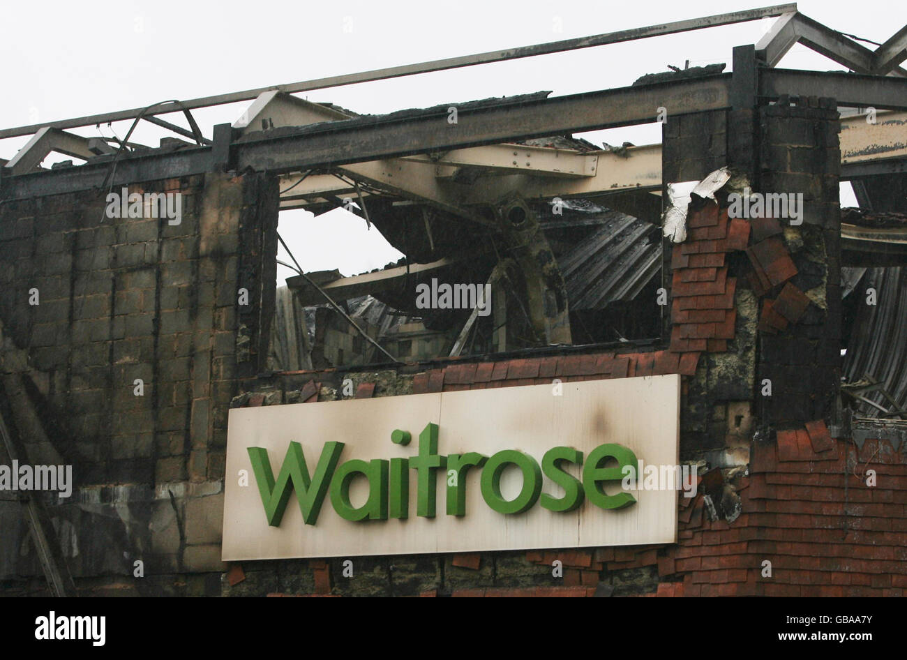 I resti di un supermercato Waitrose a Banstead, Surrey, che è stato lasciato in rovina a seguito di un massiccio incendio la notte scorsa. Foto Stock