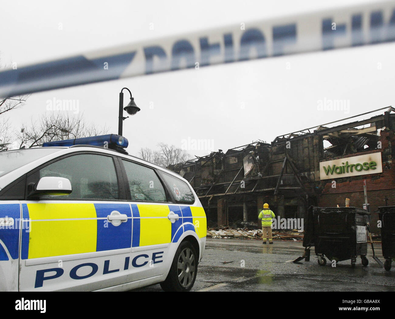 I resti del supermercato Waitrose a Banstead, Surry, che è stato lasciato in rovina a seguito di un massiccio incendio lì ieri notte. Foto Stock