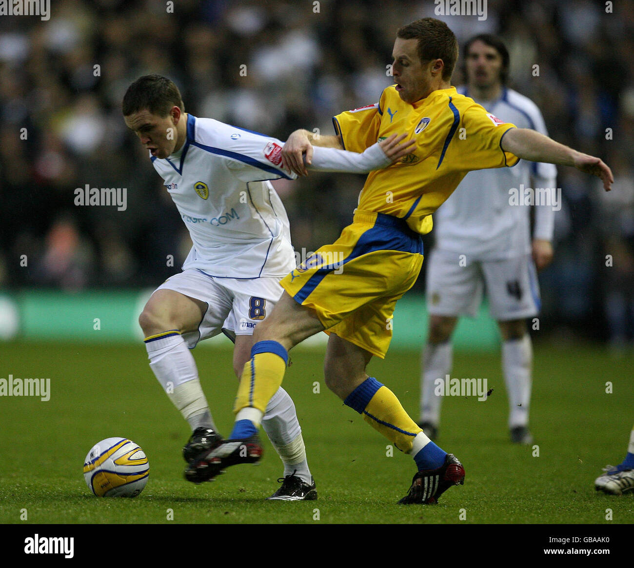 Neil Kilkenny di Leeds United e Alan Maybury di Colchester United durante la partita della Coca-Cola League One a Elland Road, Leeds. Foto Stock