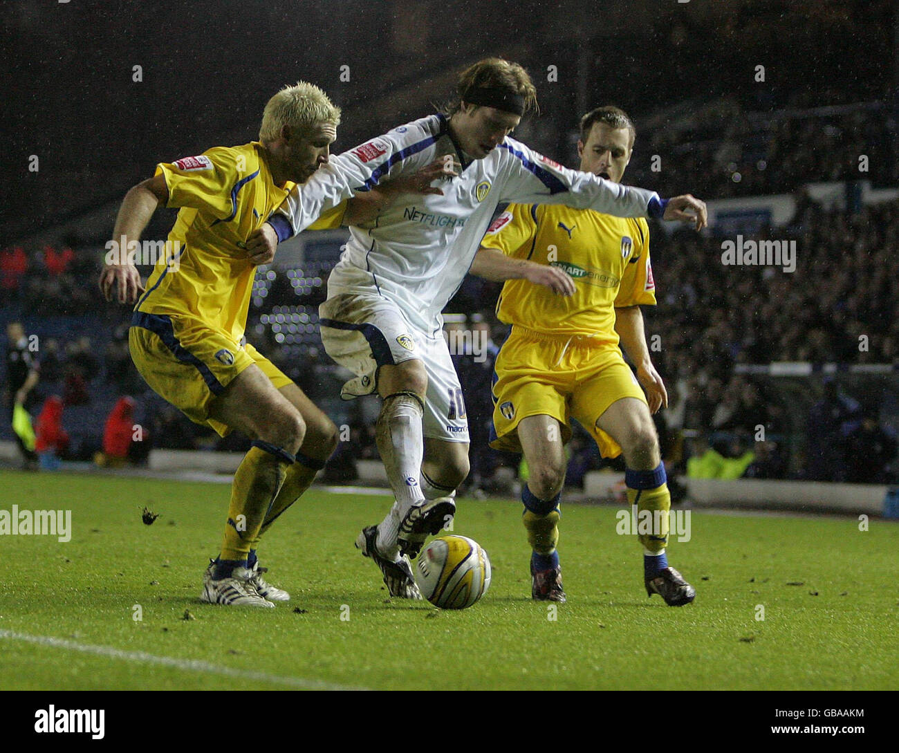 Alan Maybury del Leeds United e Paul Reid del Colchester United durante la partita della Coca-Cola League One a Elland Road, Leeds. Foto Stock