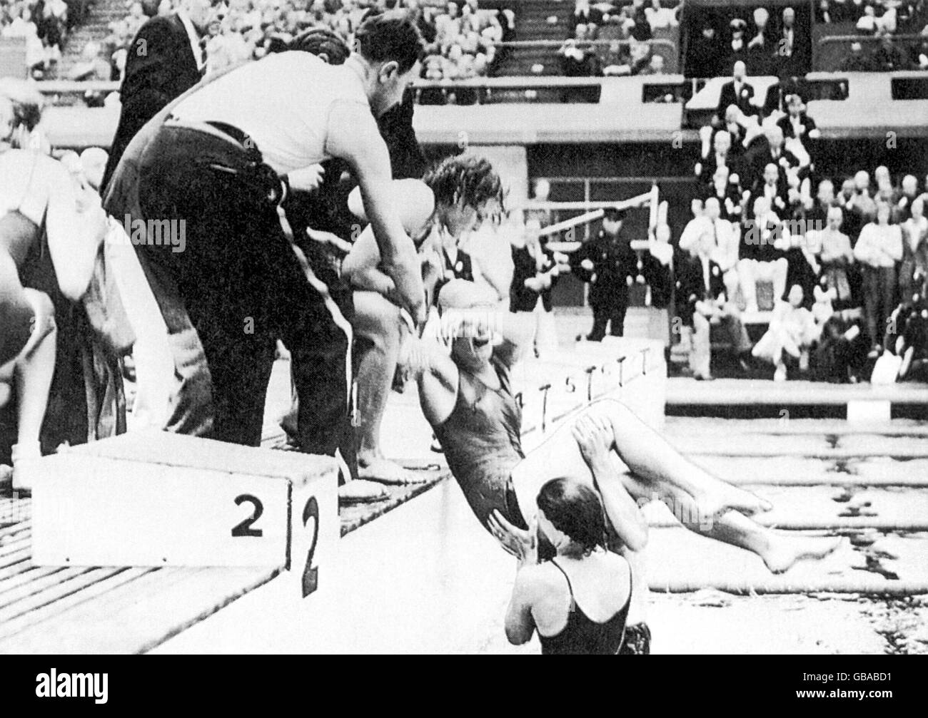 Nuoto - Giochi Olimpici di Londra 1948 - Femminile 400 m Freestyle. Il danese Greta Andersen viene aiutato dalla piscina dopo lo svenimento Foto Stock