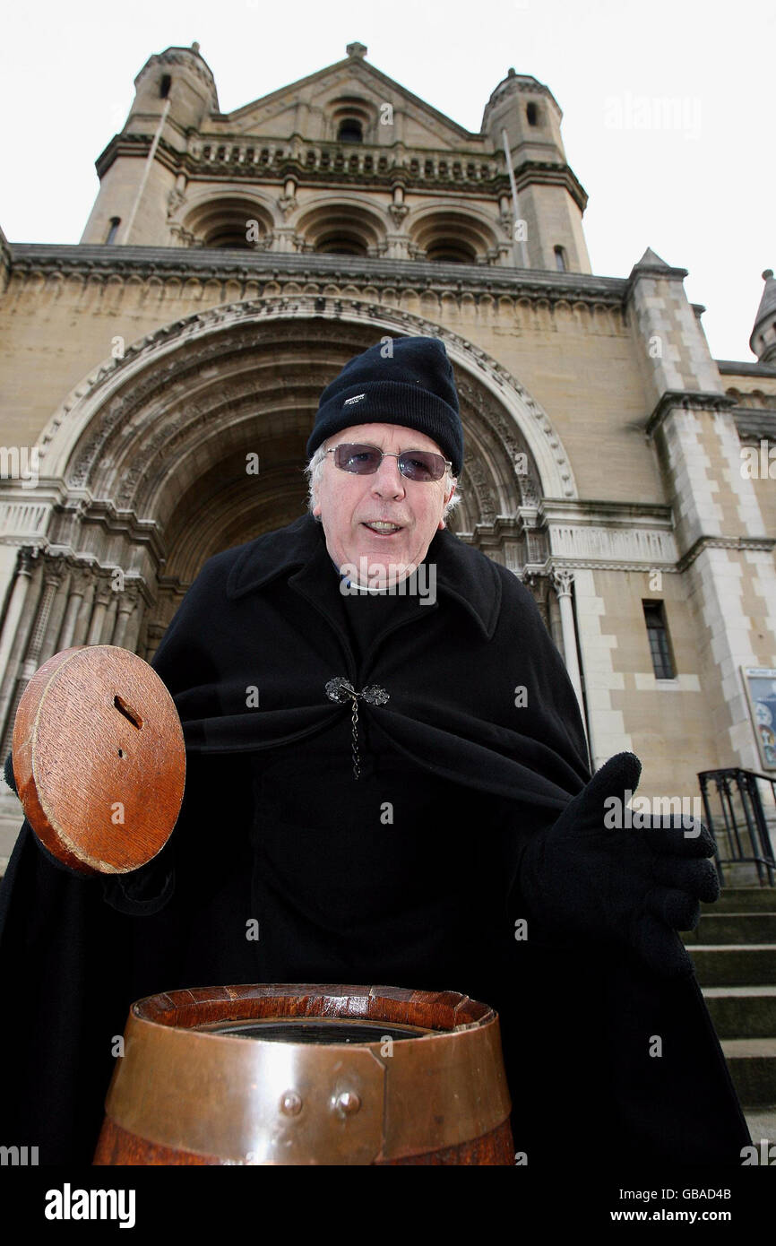 Il Black Santa Dean Houston McKelvey di Belfast inizia il suo sit-out natalizio annuale per raccogliere fondi per beneficenza alla Cattedrale di St Anne a Belfast. Foto Stock