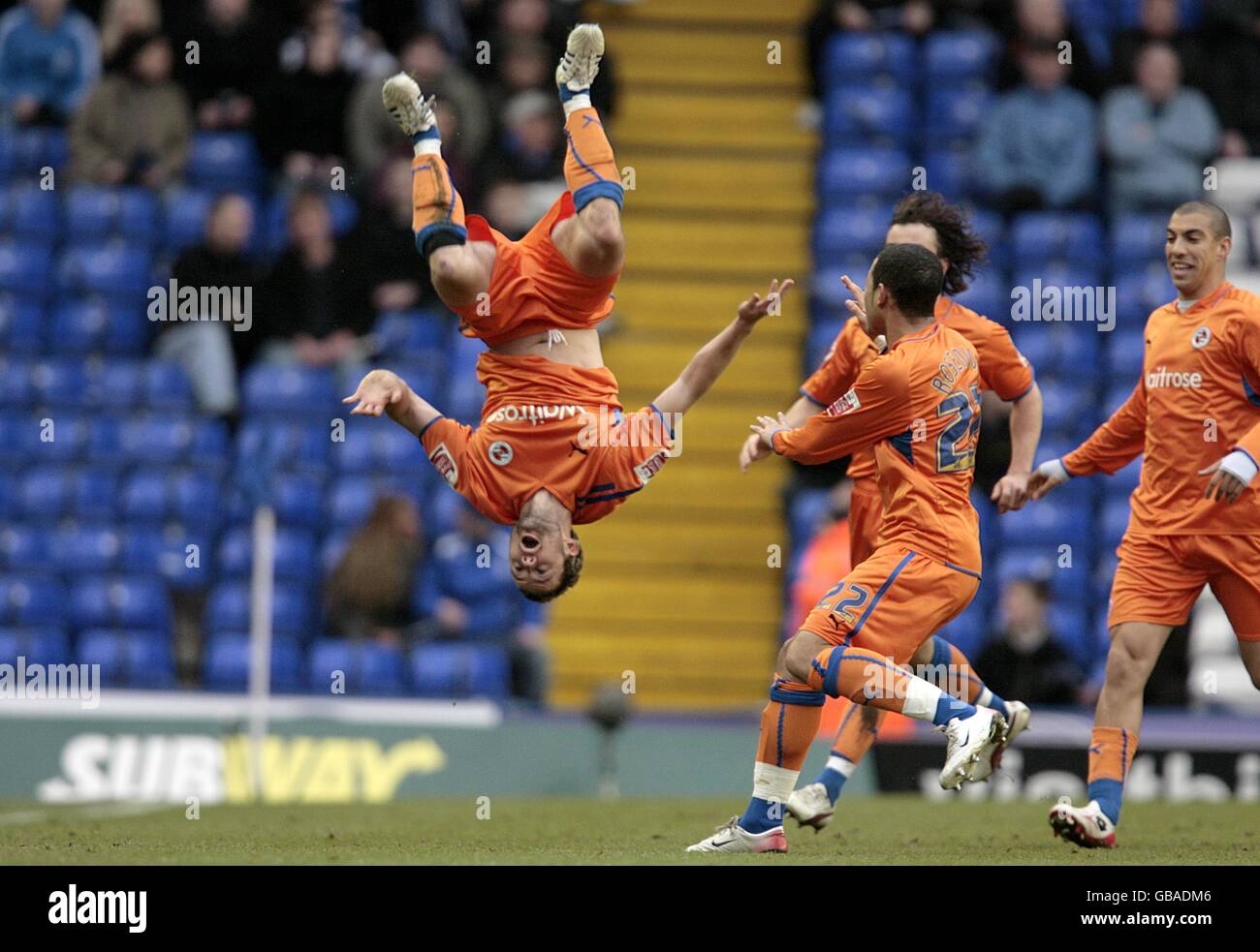 Calcio - Coca-Cola Football League Championship - Birmingham City / Reading - St Andrews' Stadium. Reading's Noel Hunt festeggia con i suoi compagni di squadra dopo aver segnato il gol di apertura da un calcio libero Foto Stock