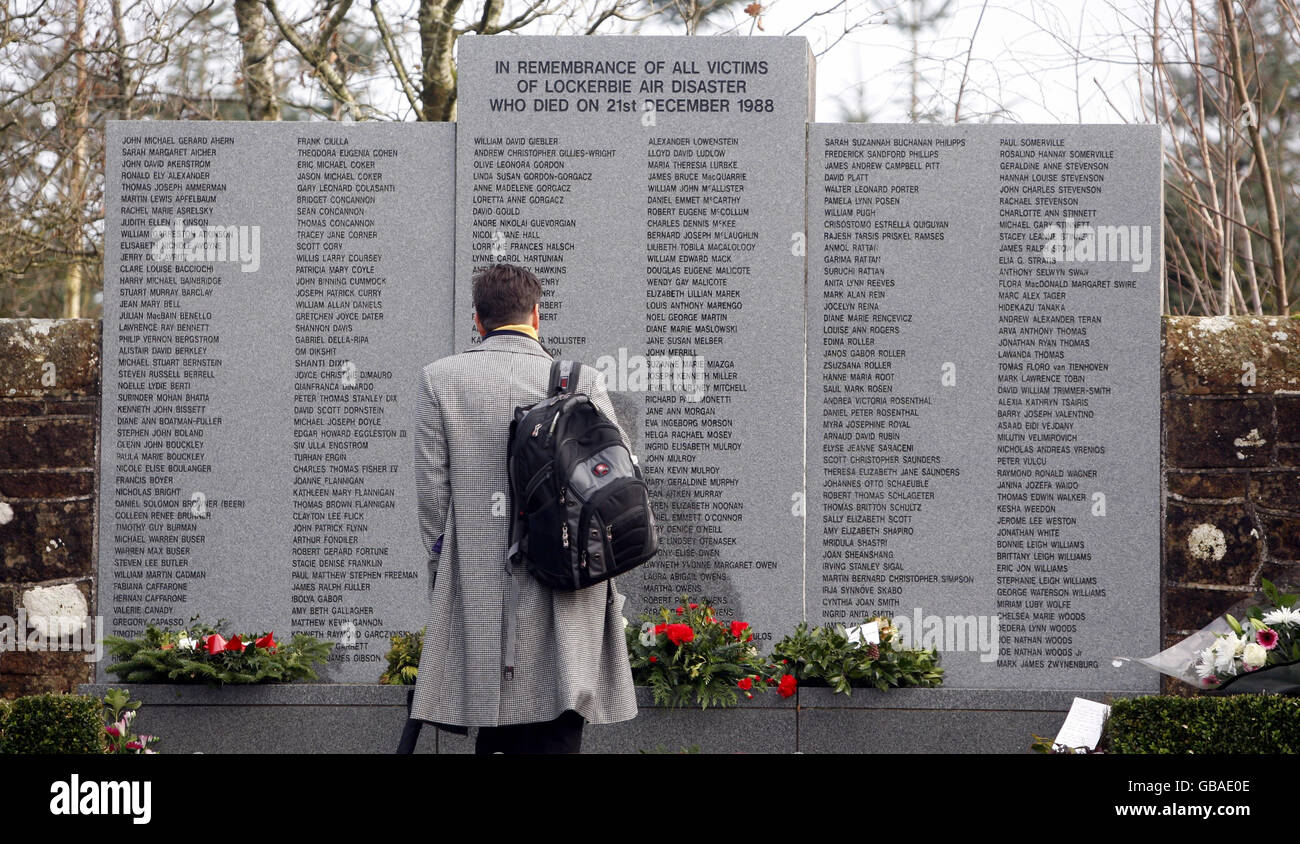 Jeff Sharpe che ha perso il suo amico Peter Pierce durante il disastro di Lockerbie, nel Giardino della memoria a Lockerbie in vista del 20° anniversario di domani. Foto Stock