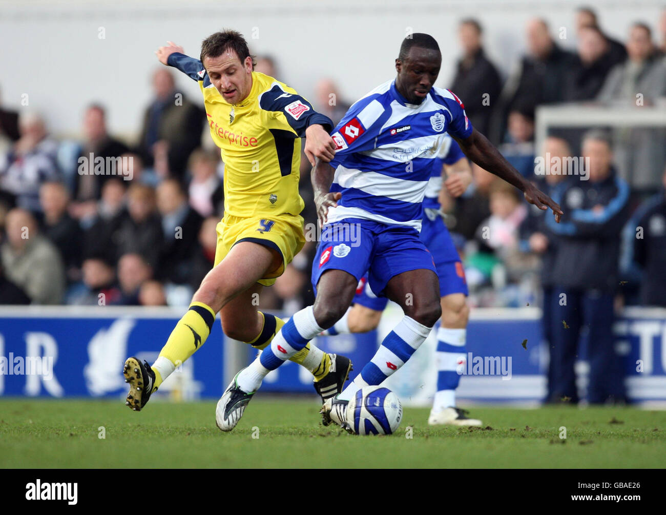 Calcio - Coca-Cola Football League Championship - Queens Park Rangers / Preston North End - Loftus Road. Damien Stewart di Queens Park Rangers tiene Preston North conclude Chris Brown durante la partita del campionato Coca-Cola a Loftus Road, Londra. Foto Stock