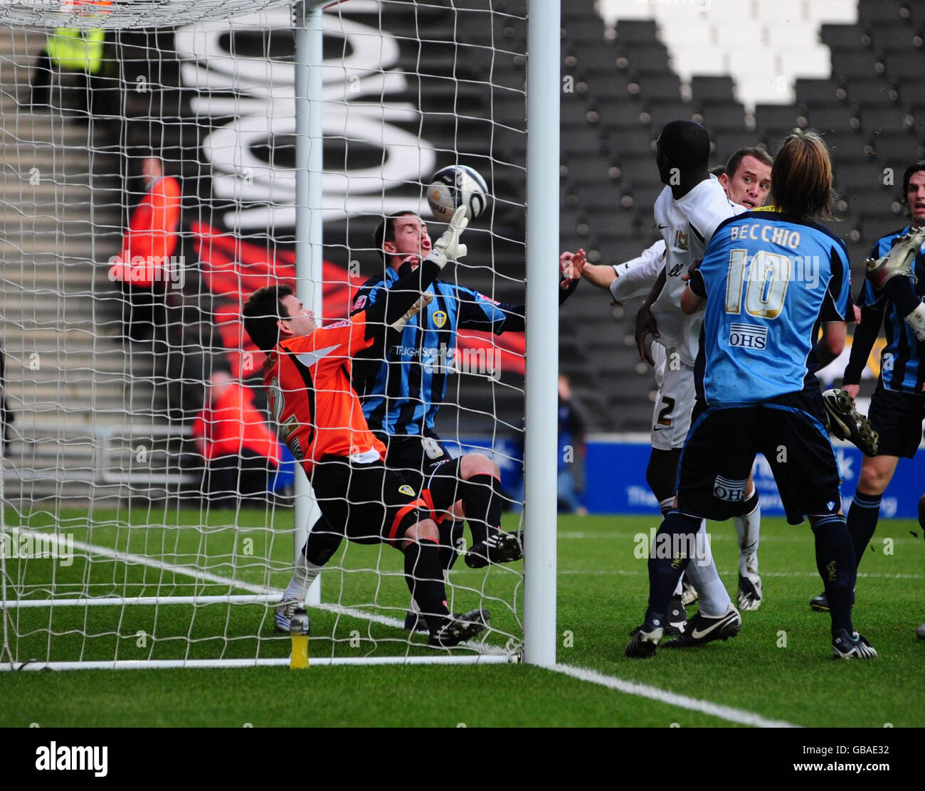 Aaron Wilbraham DI MK Don (parzialmente oscurato) segna il suo secondo gol ai lati durante la partita della Coca-Cola League uno allo stadio MK di Milton Keynes. Foto Stock